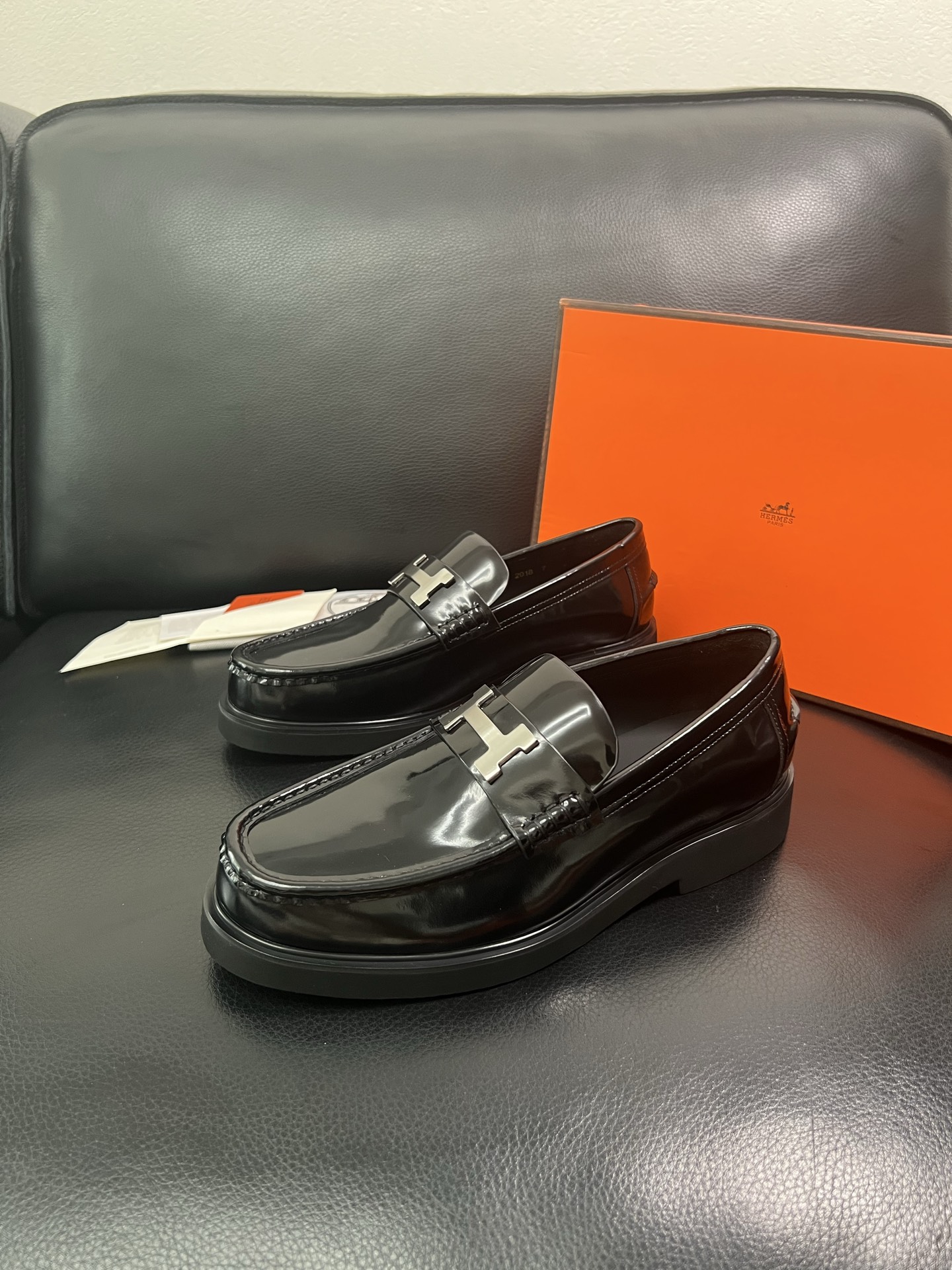 Hermes 顶级工艺品 爱马仕 专柜同步 原厂配置，意大利进口原版牛皮面料，透气舒适进口水染牛里垫，鞋