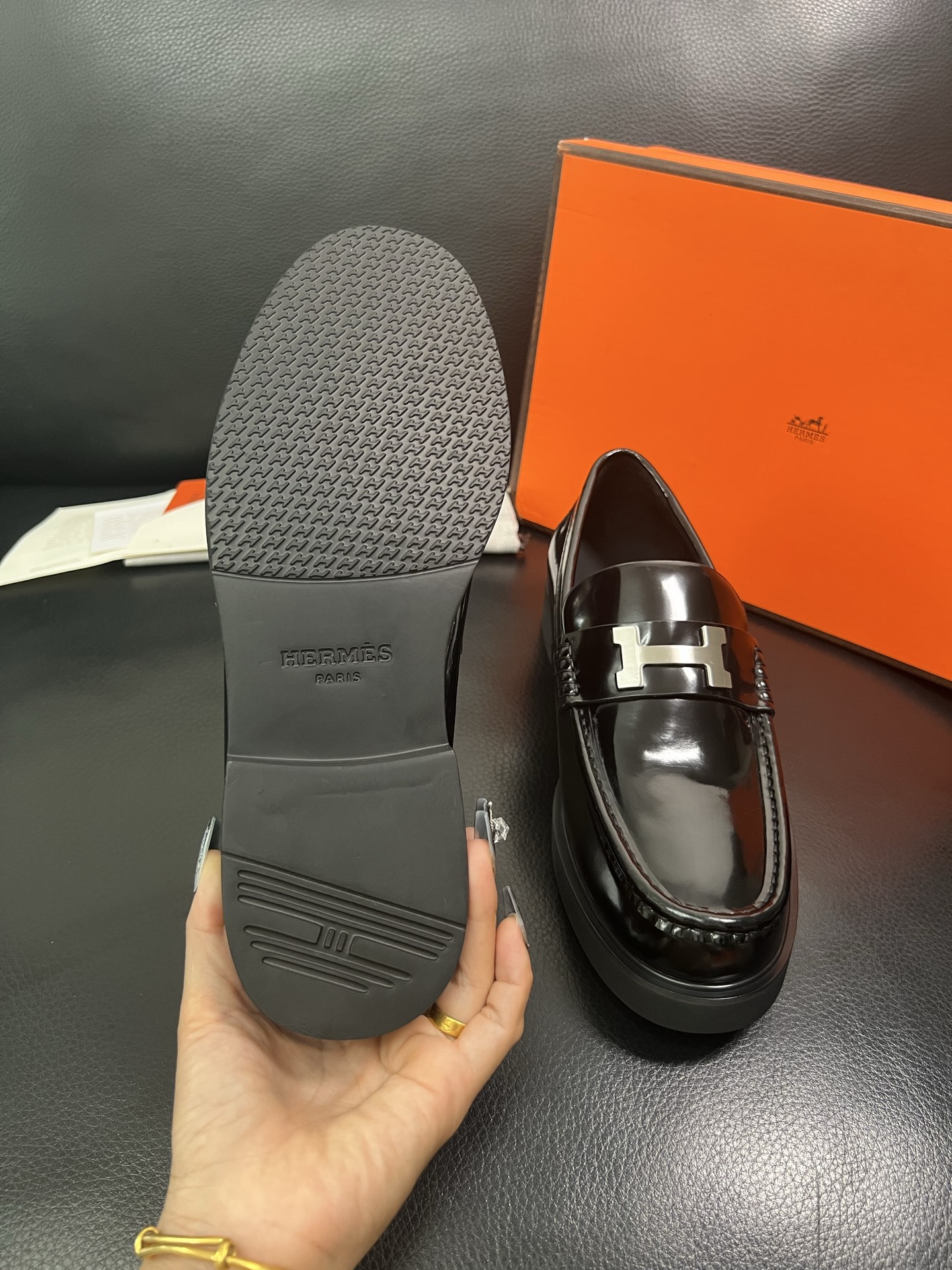 Hermes 顶级工艺品 爱马仕 专柜同步 原厂配置，意大利进口原版牛皮面料，透气舒适进口水染牛里垫，鞋