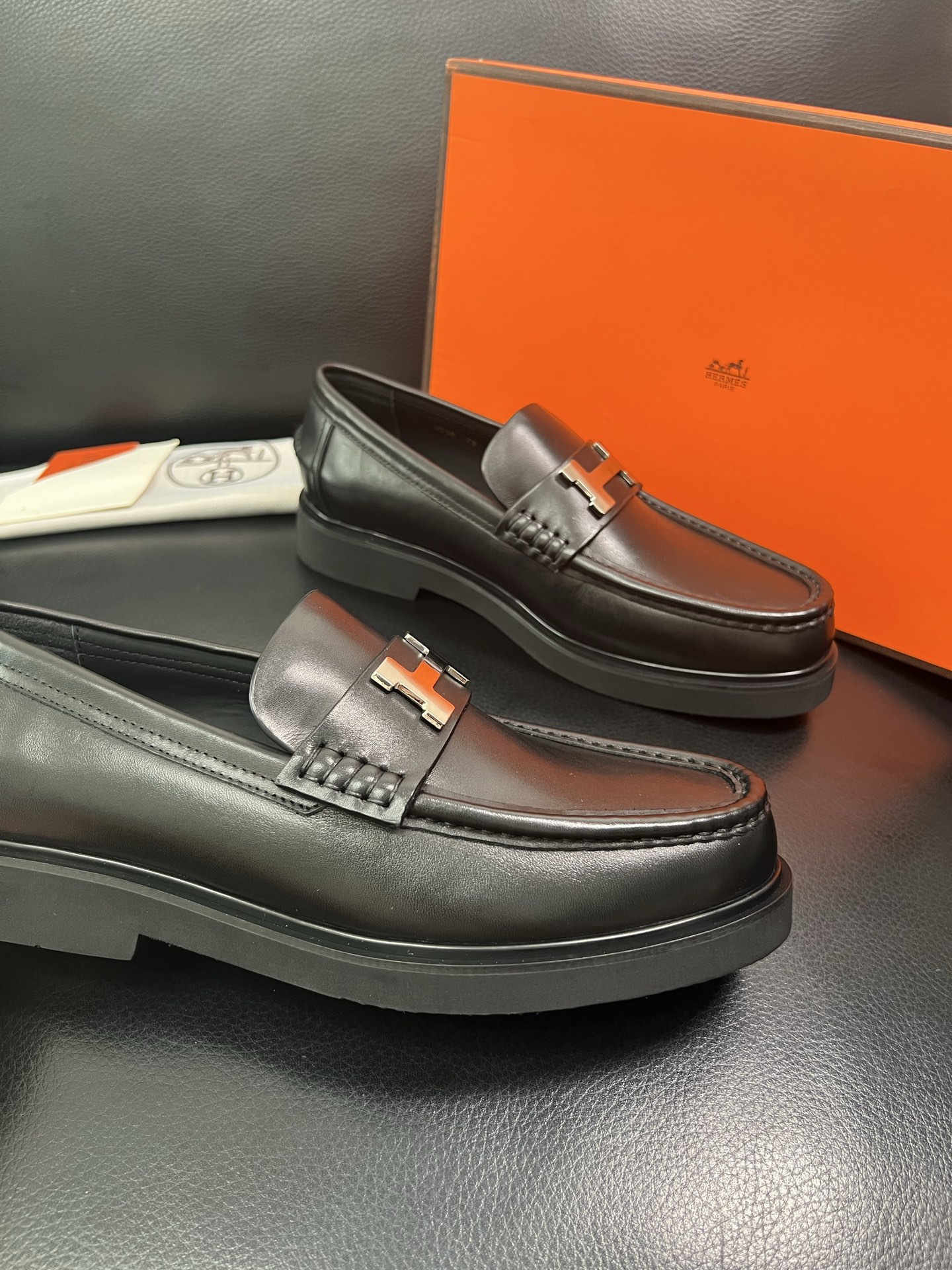 Hermes 顶级工艺品 爱马仕 专柜同步 原厂配置，意大利进口原版牛皮面料，透气舒适进口水染牛里垫，鞋