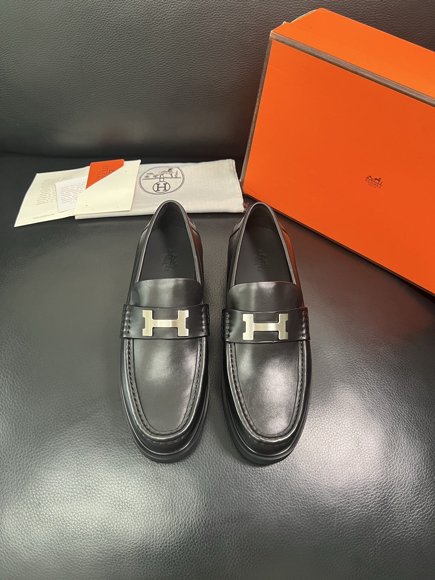 Hermes 顶级工艺品 爱马仕 专柜同步 原厂配置，意大利进口原版牛皮面料，透气舒适进口水染牛里垫，鞋