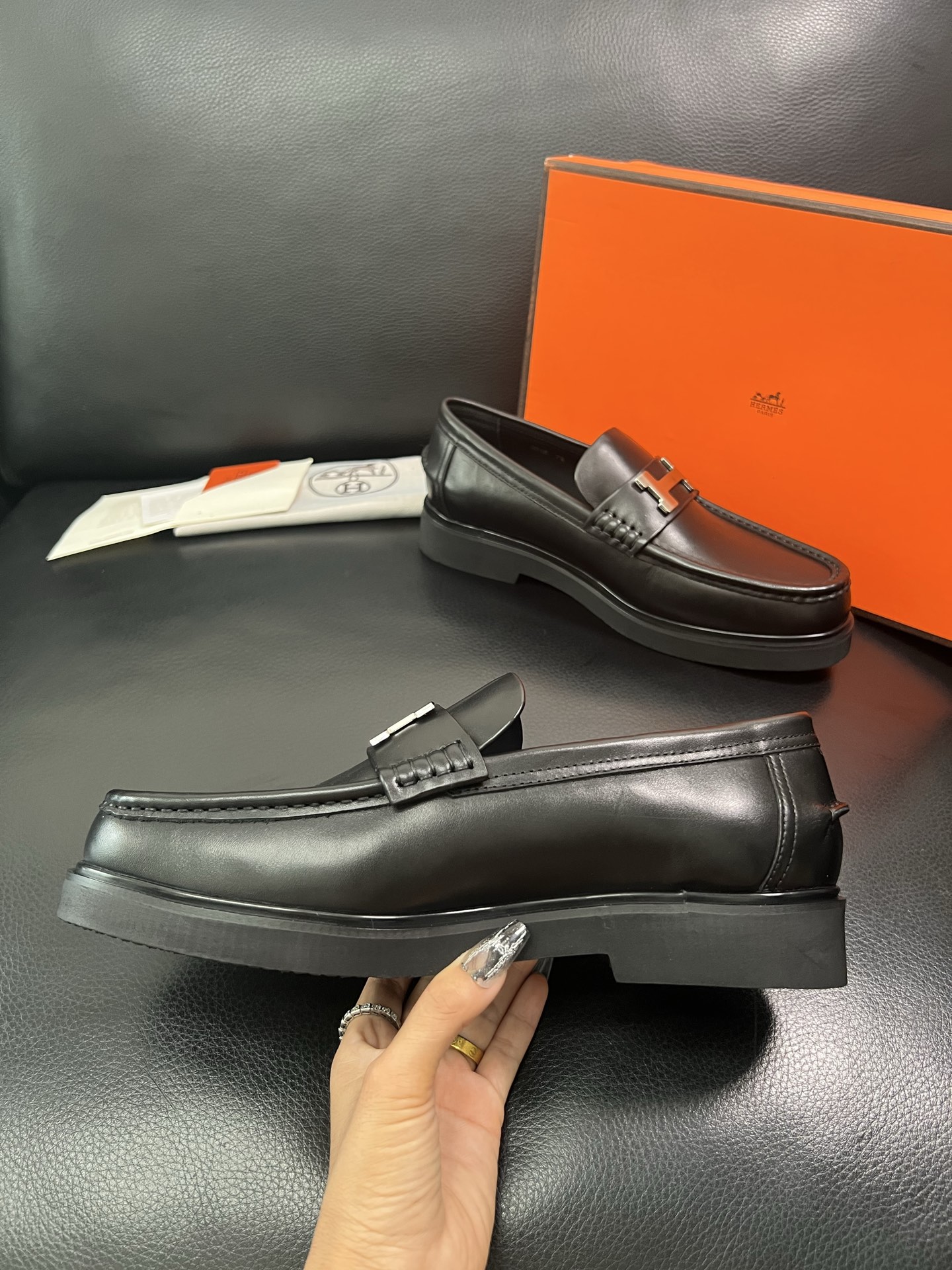 Hermes 顶级工艺品 爱马仕 专柜同步 原厂配置，意大利进口原版牛皮面料，透气舒适进口水染牛里垫，鞋