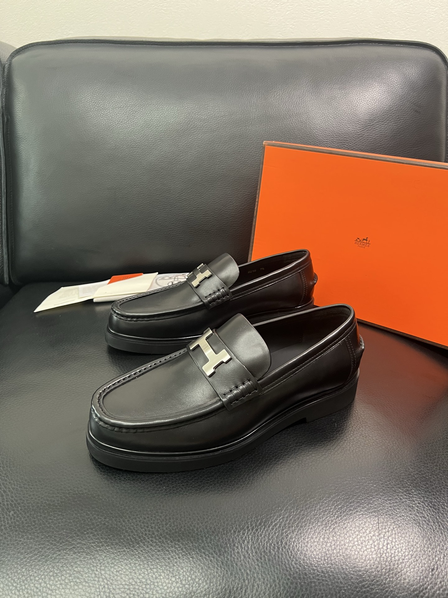 Hermes 顶级工艺品 爱马仕 专柜同步 原厂配置，意大利进口原版牛皮面料，透气舒适进口水染牛里垫，鞋