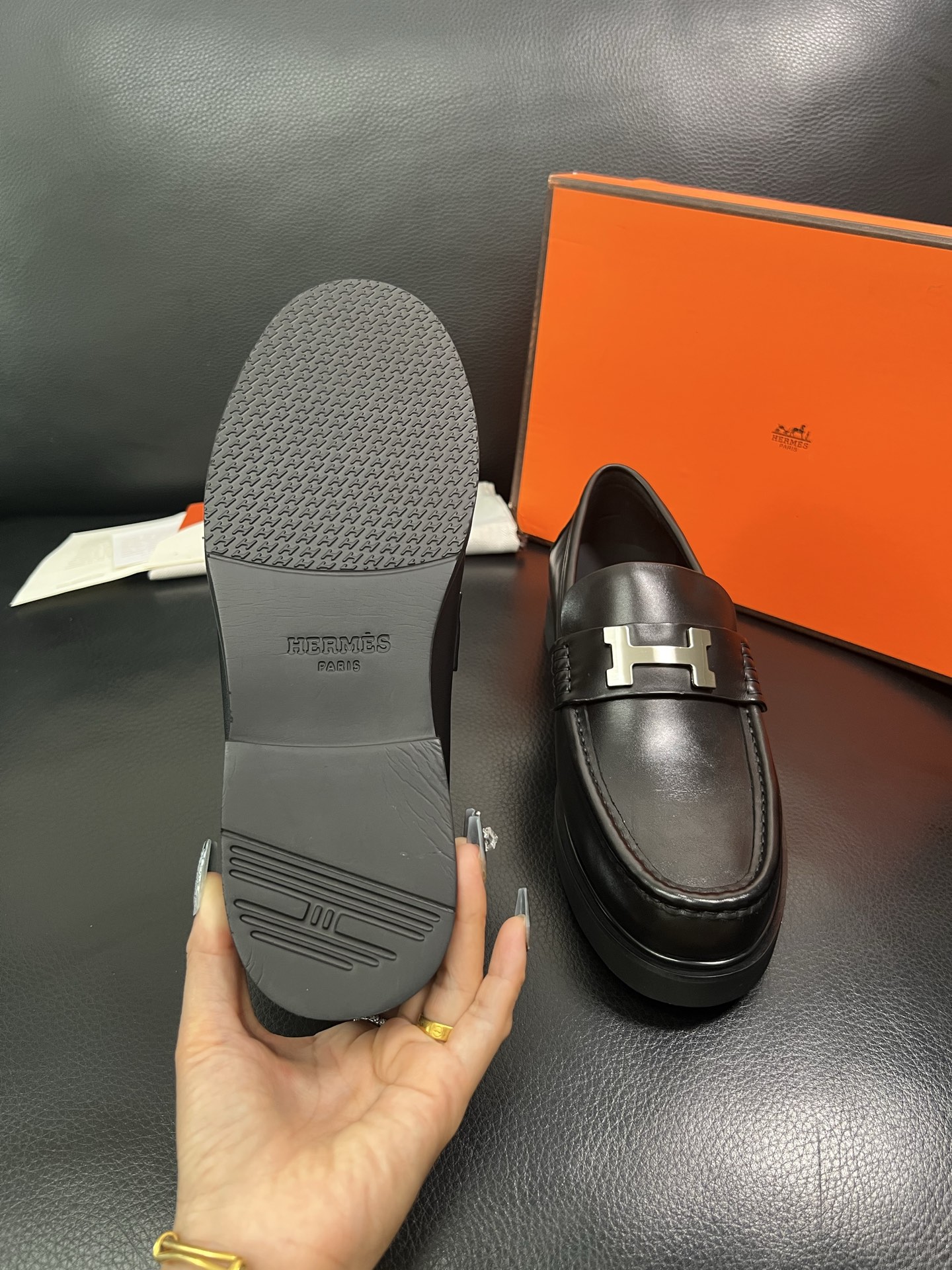 Hermes 顶级工艺品 爱马仕 专柜同步 原厂配置，意大利进口原版牛皮面料，透气舒适进口水染牛里垫，鞋