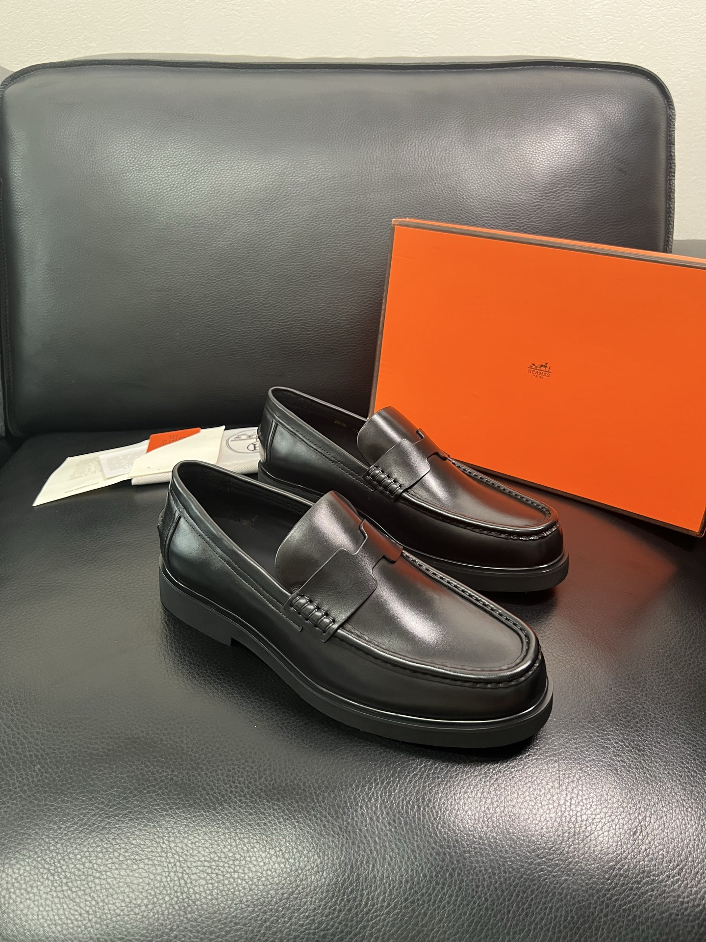 Hermes 顶级工艺品 爱马仕 专柜同步 原厂配置，意大利进口原版牛皮面料，透气舒适进口水染牛里垫，鞋
