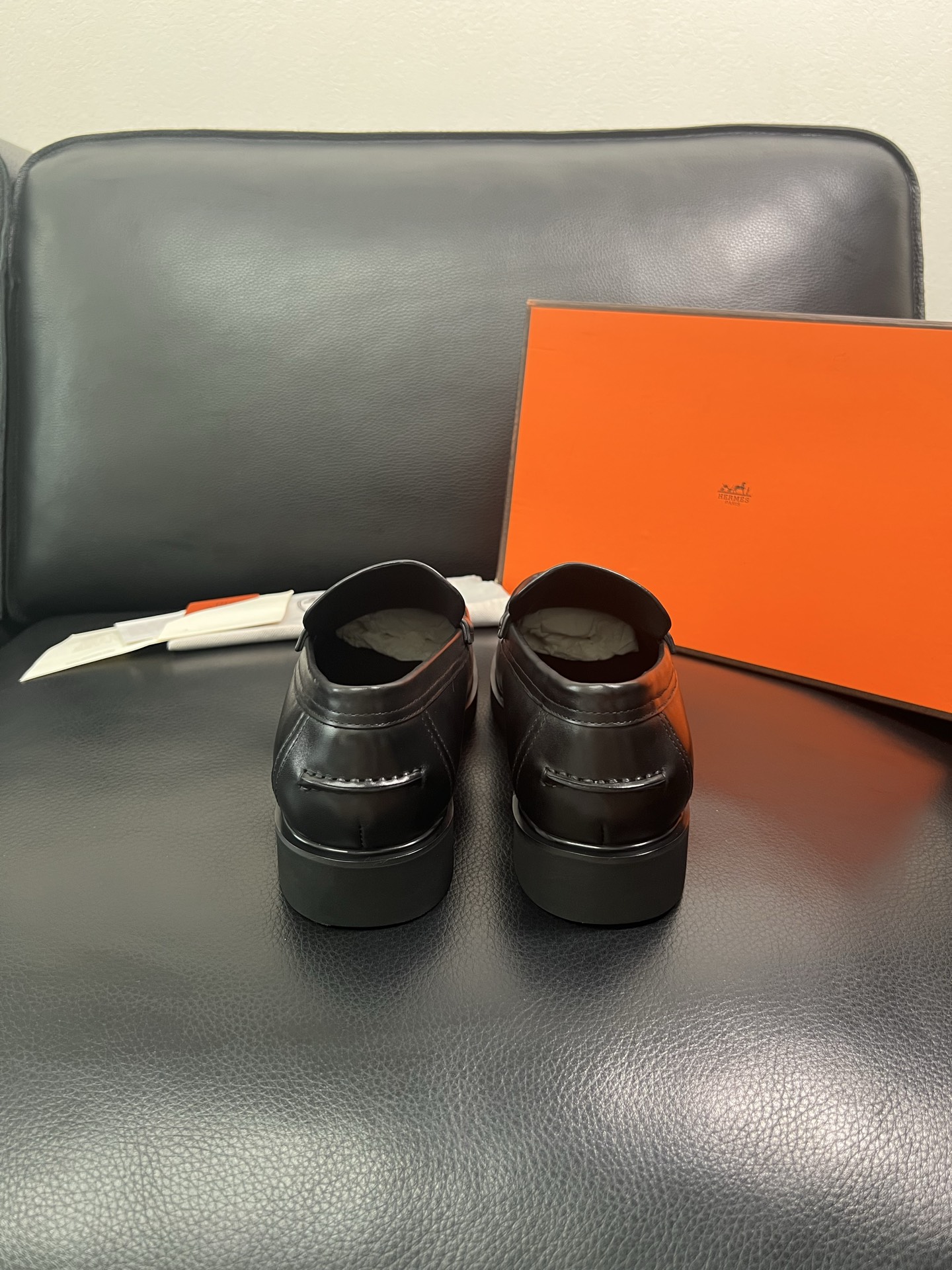 Hermes 顶级工艺品 爱马仕 专柜同步 原厂配置，意大利进口原版牛皮面料，透气舒适进口水染牛里垫，鞋