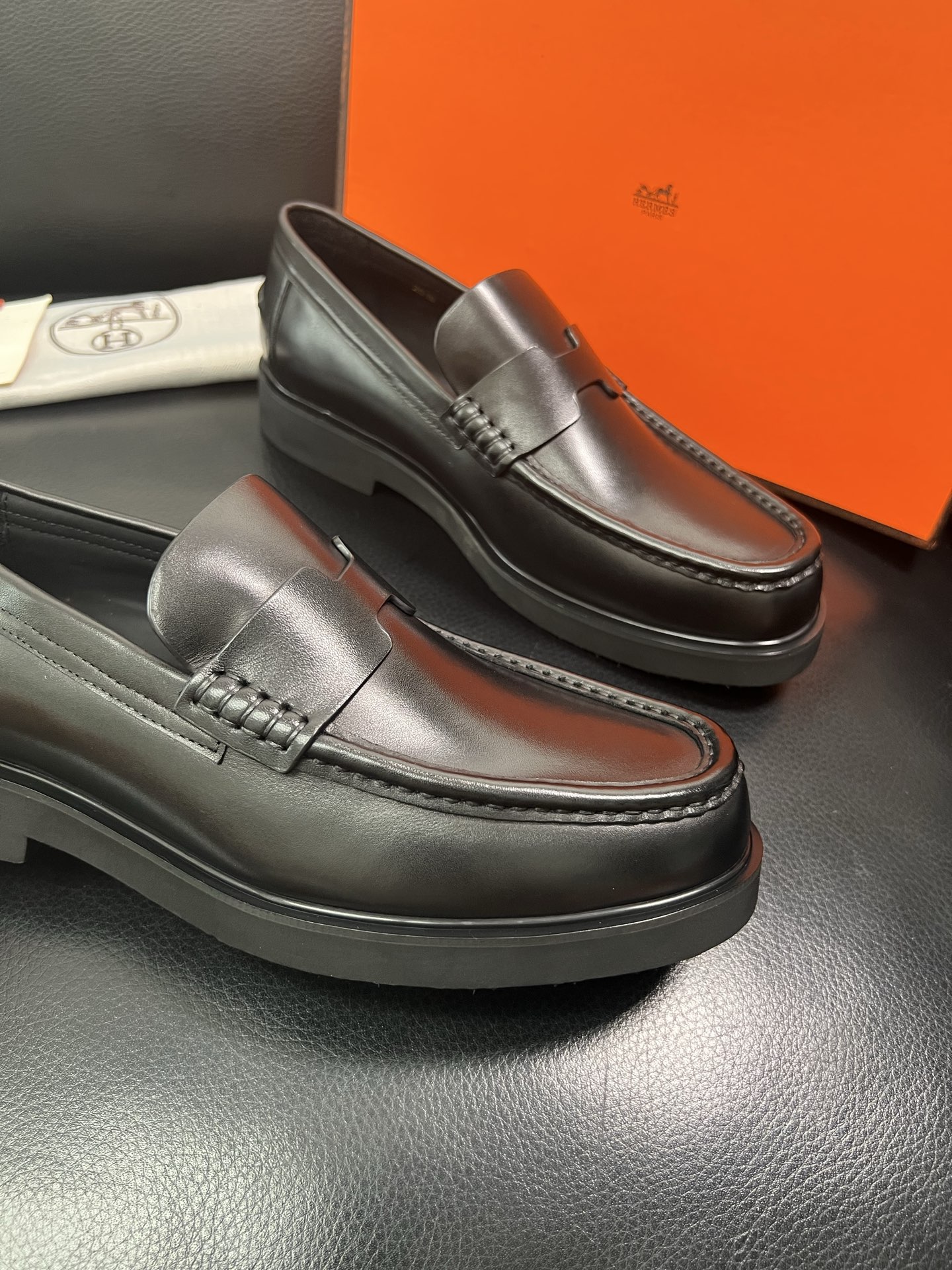 Hermes 顶级工艺品 爱马仕 专柜同步 原厂配置，意大利进口原版牛皮面料，透气舒适进口水染牛里垫，鞋