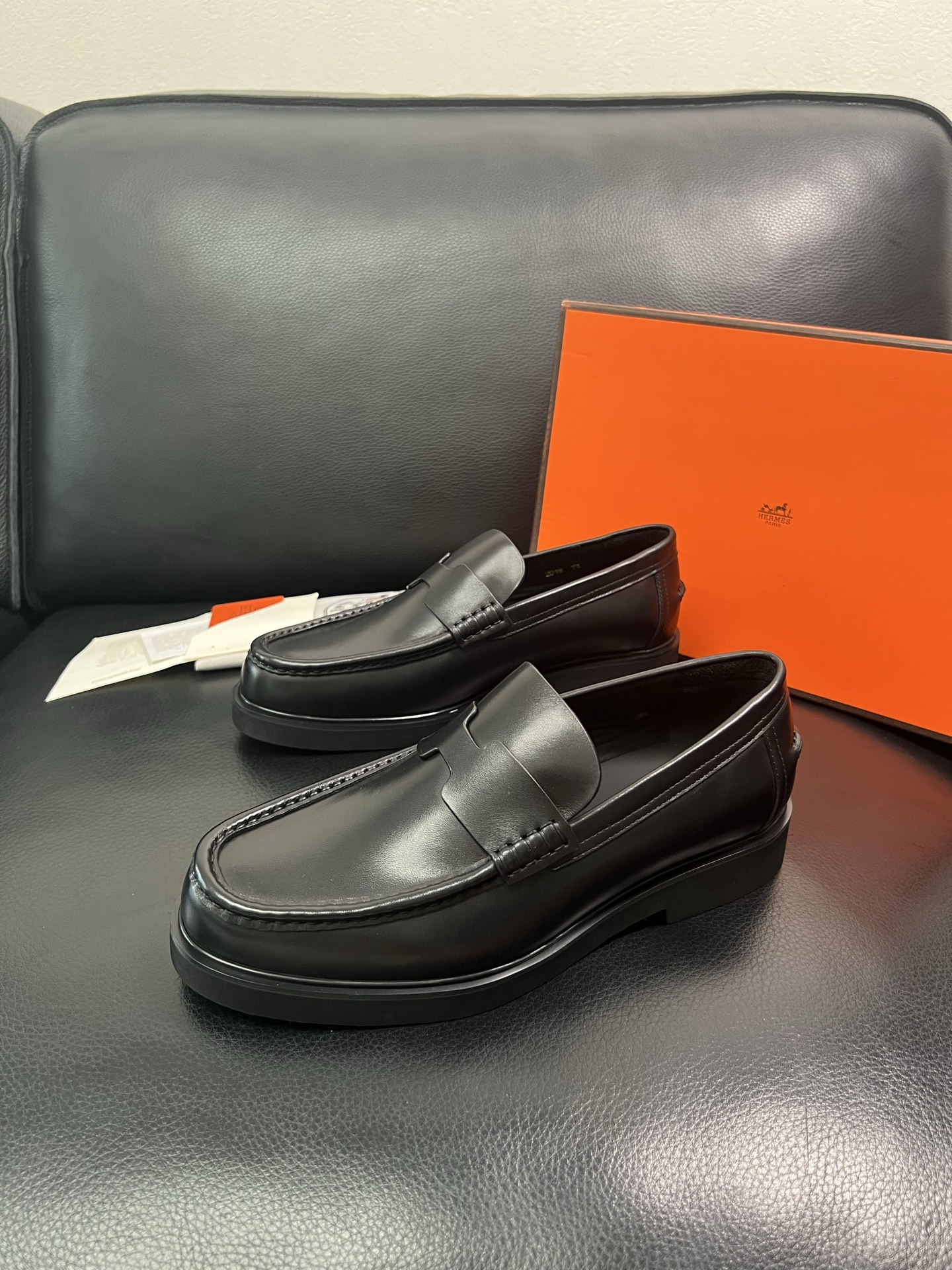 Hermes 顶级工艺品 爱马仕 专柜同步 原厂配置，意大利进口原版牛皮面料，透气舒适进口水染牛里垫，鞋