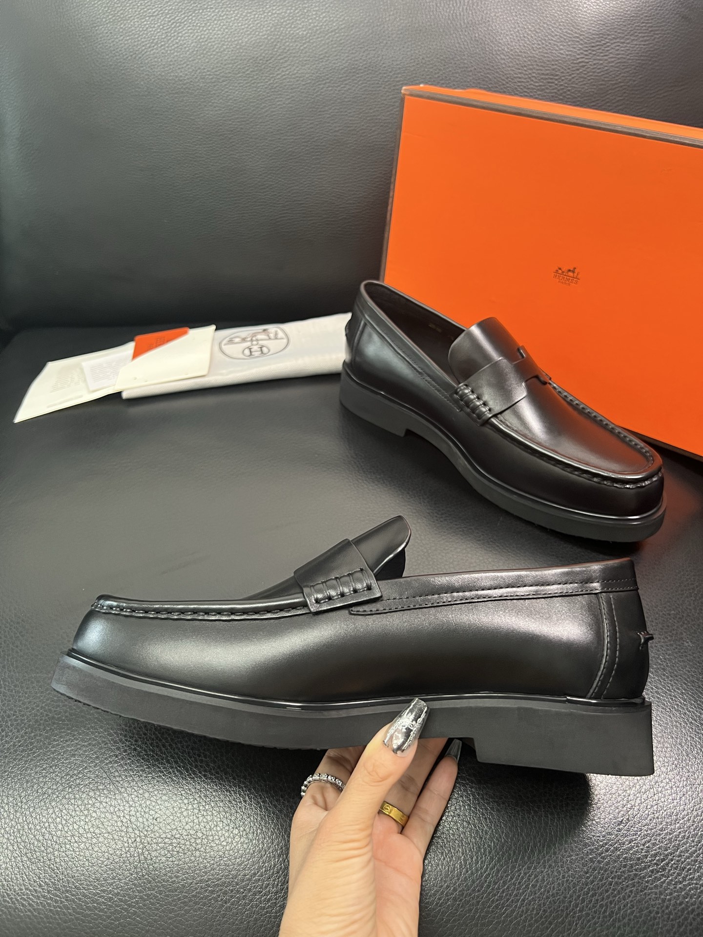 Hermes 顶级工艺品 爱马仕 专柜同步 原厂配置，意大利进口原版牛皮面料，透气舒适进口水染牛里垫，鞋