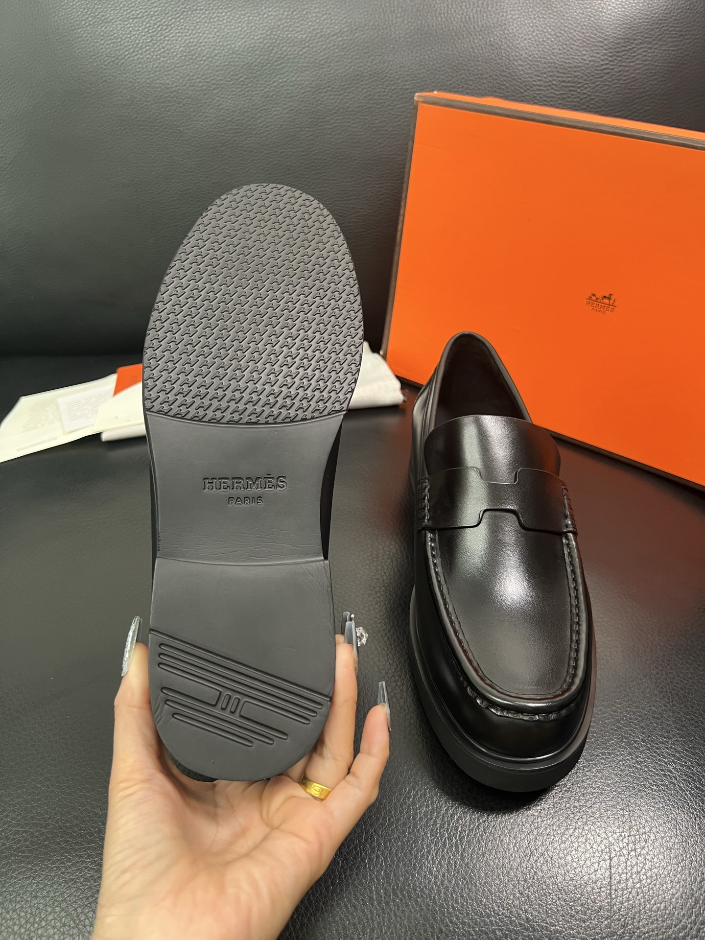 Hermes 顶级工艺品 爱马仕 专柜同步 原厂配置，意大利进口原版牛皮面料，透气舒适进口水染牛里垫，鞋