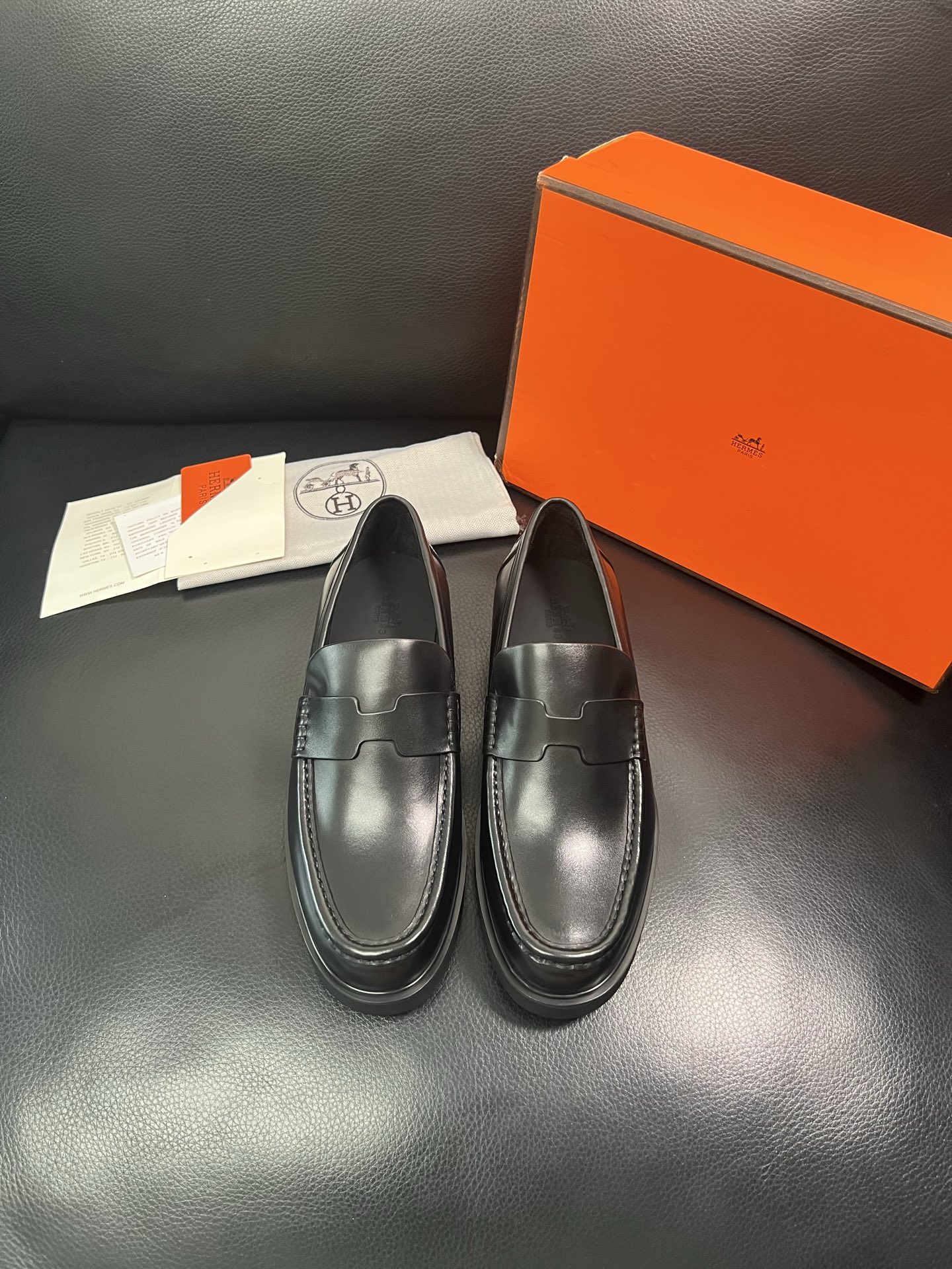 Hermes 顶级工艺品 爱马仕 专柜同步 原厂配置，意大利进口原版牛皮面料，透气舒适进口水染牛里垫，鞋