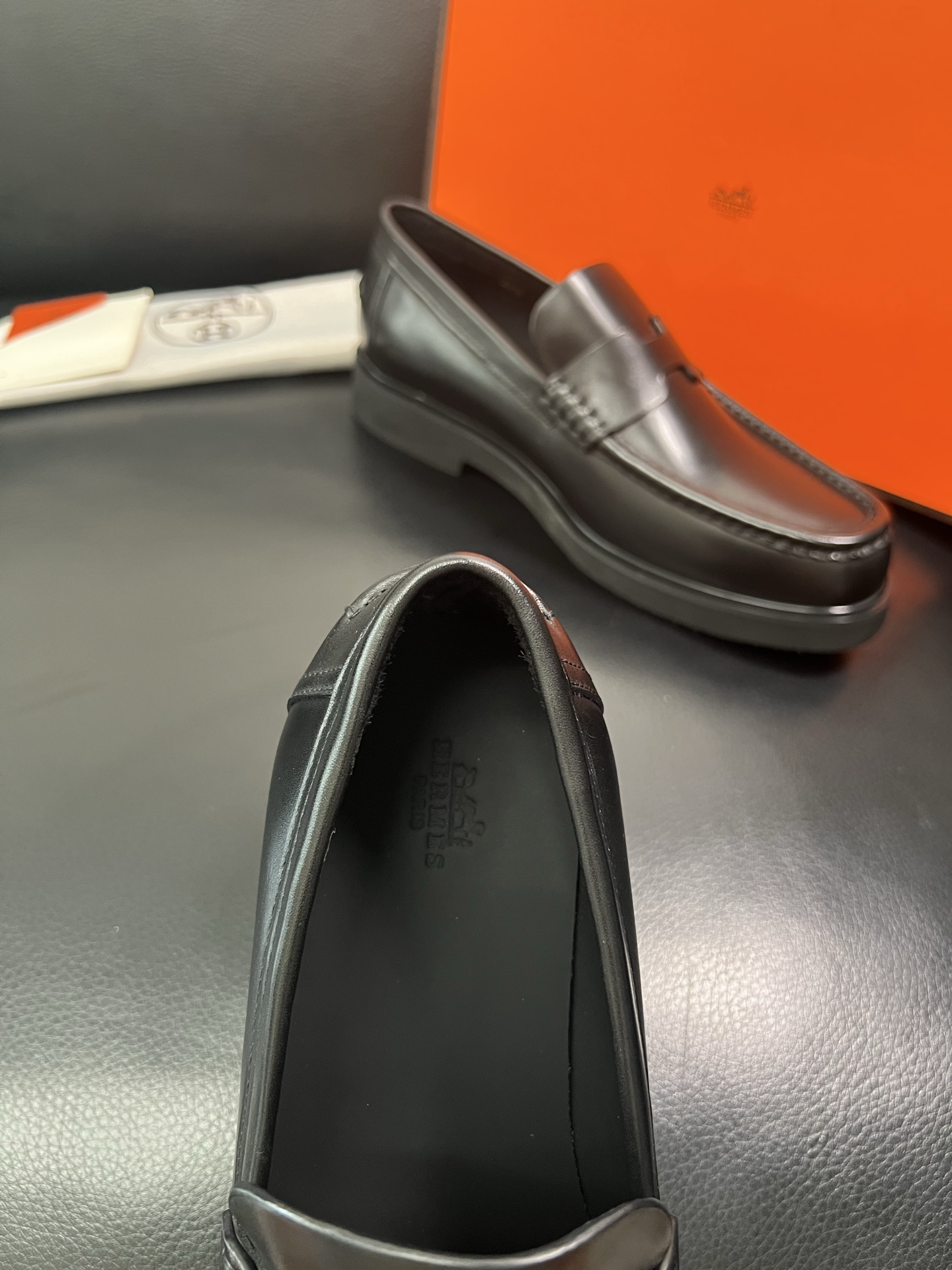 Hermes 顶级工艺品 爱马仕 专柜同步 原厂配置，意大利进口原版牛皮面料，透气舒适进口水染牛里垫，鞋