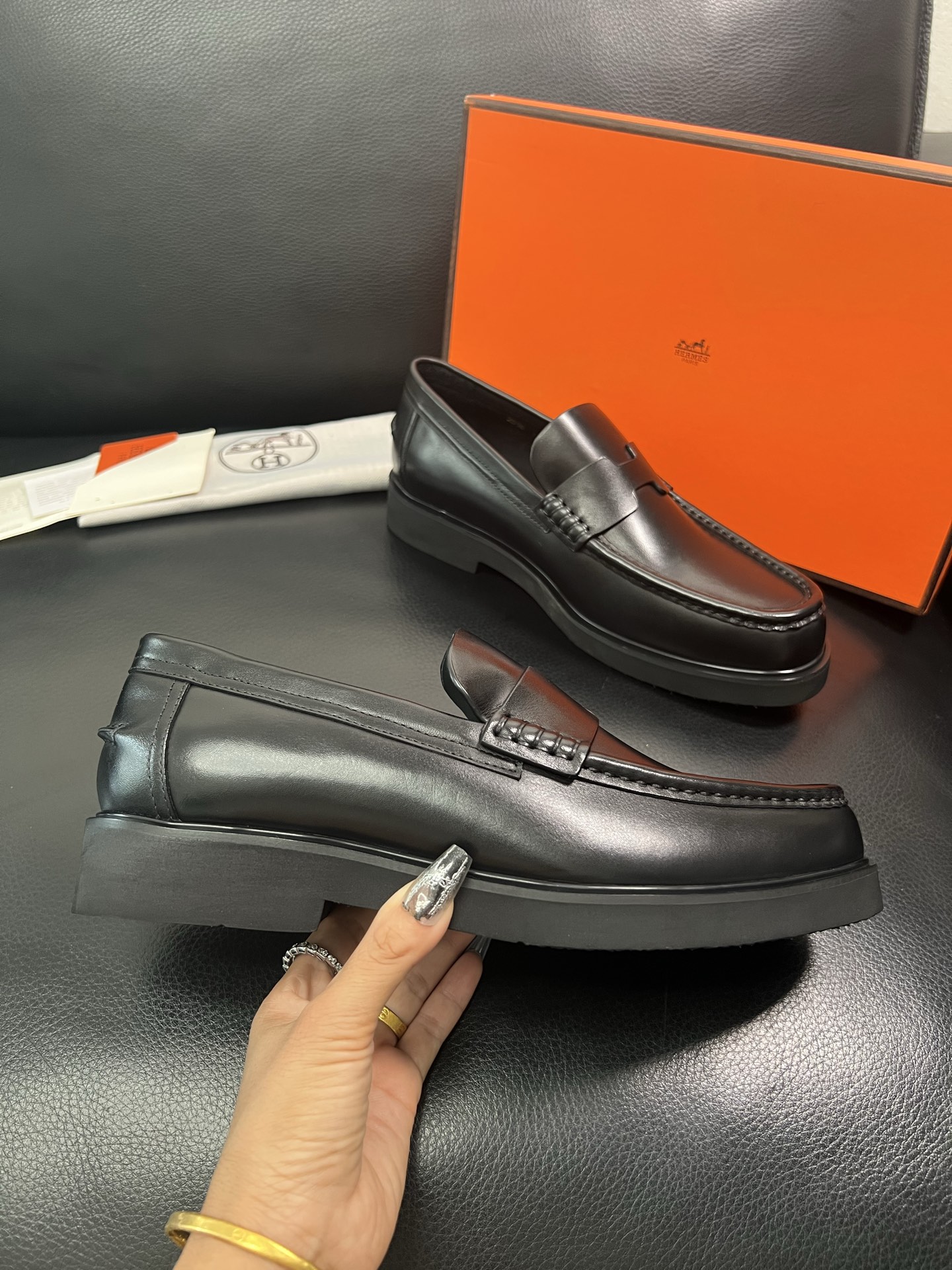 Hermes 顶级工艺品 爱马仕 专柜同步 原厂配置，意大利进口原版牛皮面料，透气舒适进口水染牛里垫，鞋
