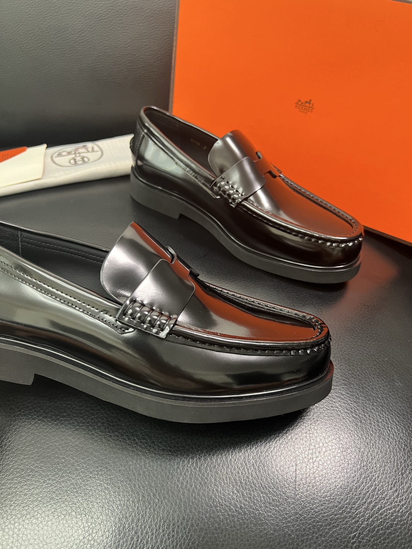 Hermes 顶级工艺品 爱马仕 专柜同步 原厂配置，意大利进口原版牛皮面料，透气舒适进口水染牛里垫，鞋