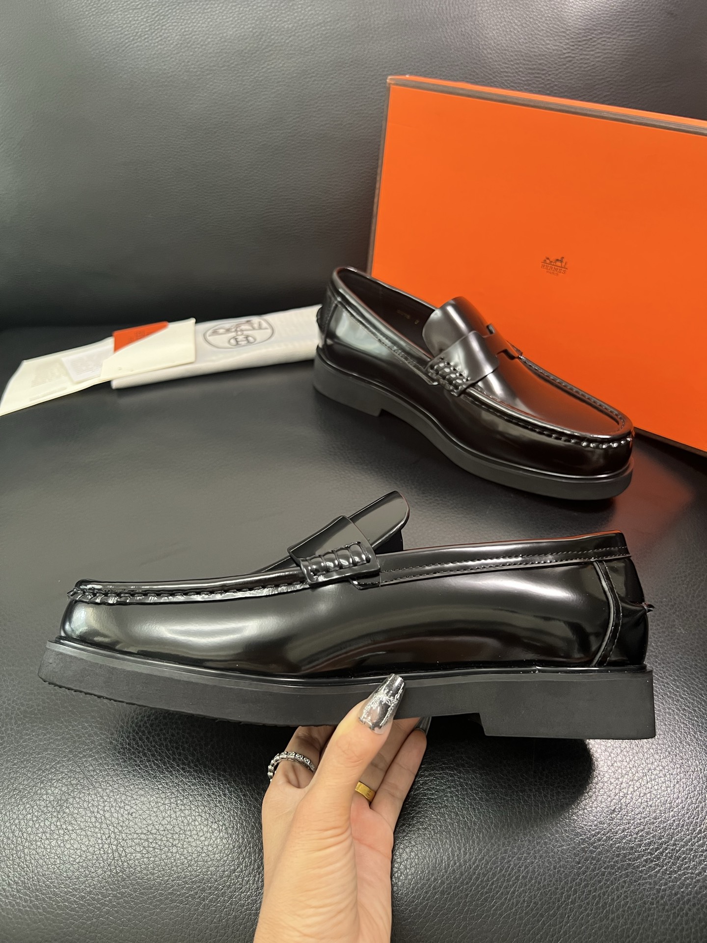 Hermes 顶级工艺品 爱马仕 专柜同步 原厂配置，意大利进口原版牛皮面料，透气舒适进口水染牛里垫，鞋