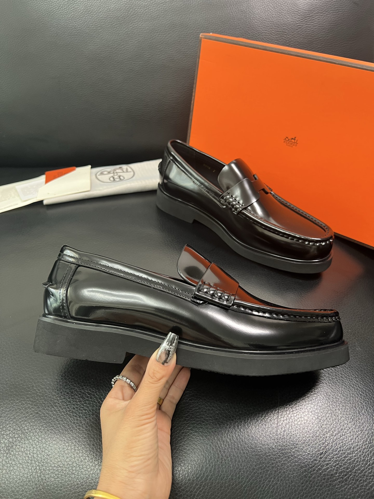 Hermes 顶级工艺品 爱马仕 专柜同步 原厂配置，意大利进口原版牛皮面料，透气舒适进口水染牛里垫，鞋
