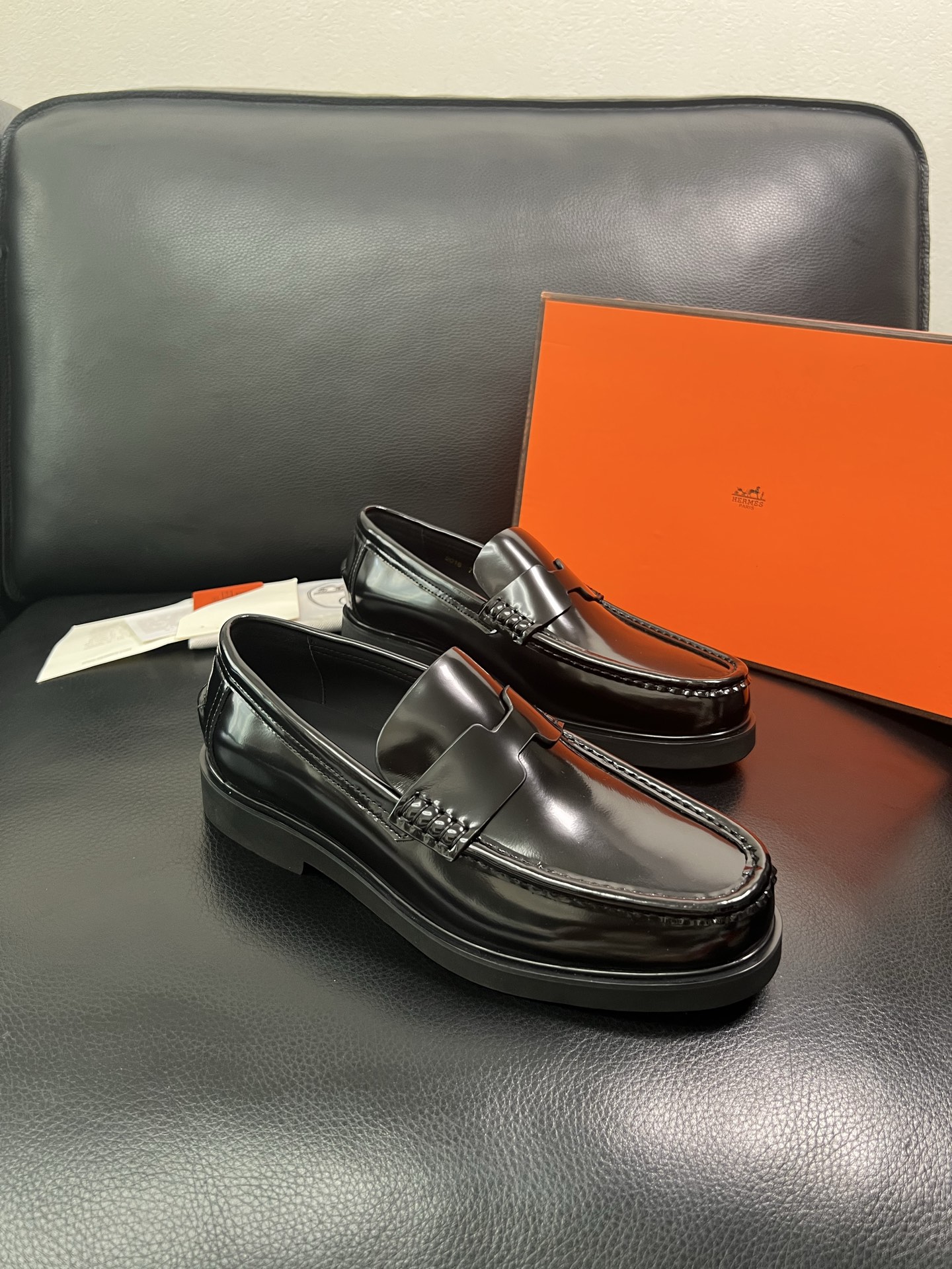 Hermes 顶级工艺品 爱马仕 专柜同步 原厂配置，意大利进口原版牛皮面料，透气舒适进口水染牛里垫，鞋