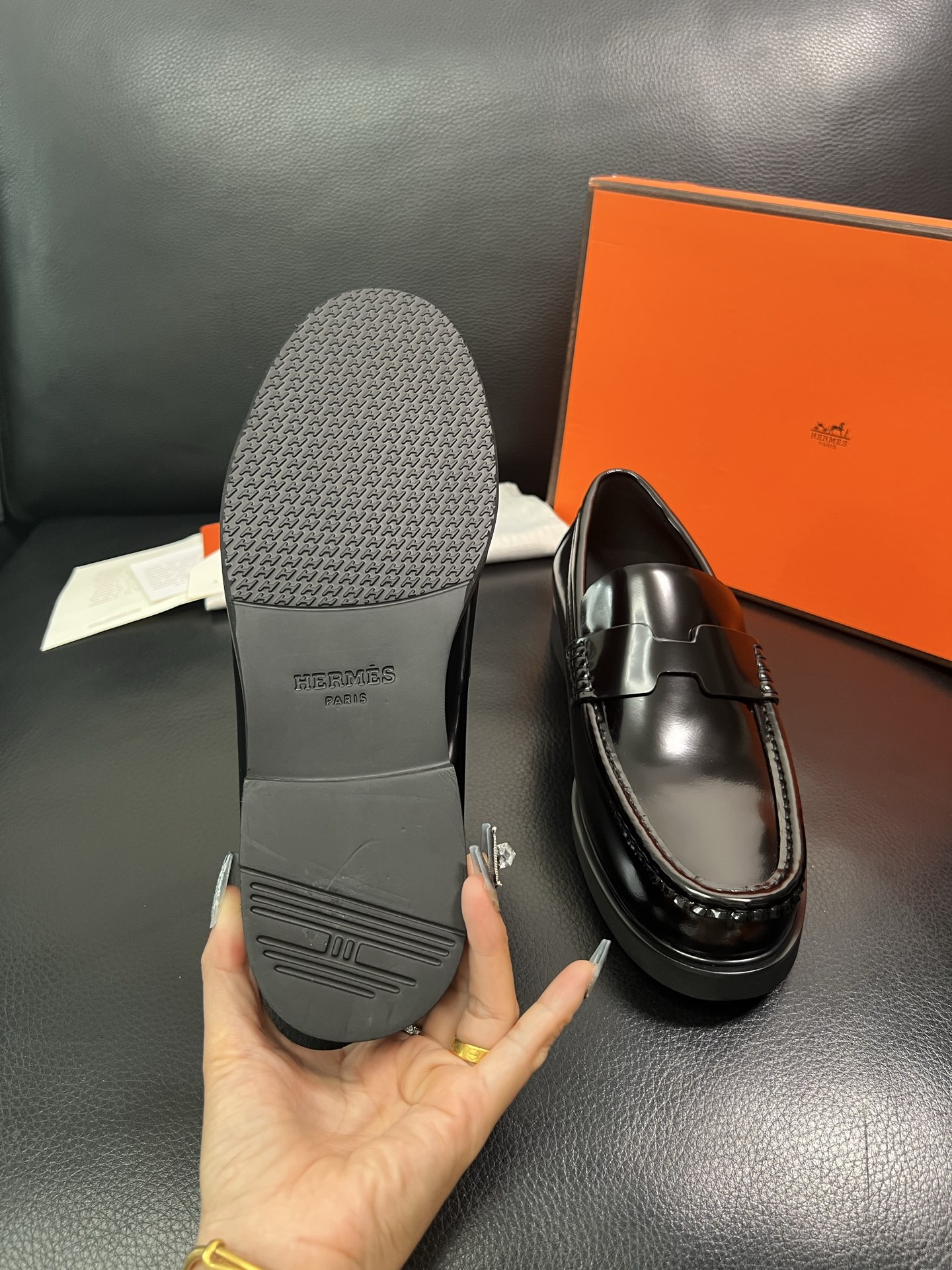 Hermes 顶级工艺品 爱马仕 专柜同步 原厂配置，意大利进口原版牛皮面料，透气舒适进口水染牛里垫，鞋