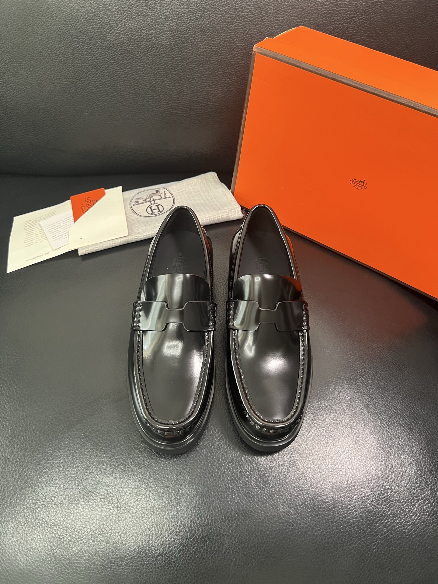Hermes 顶级工艺品 爱马仕 专柜同步 原厂配置，意大利进口原版牛皮面料，透气舒适进口水染牛里垫，鞋