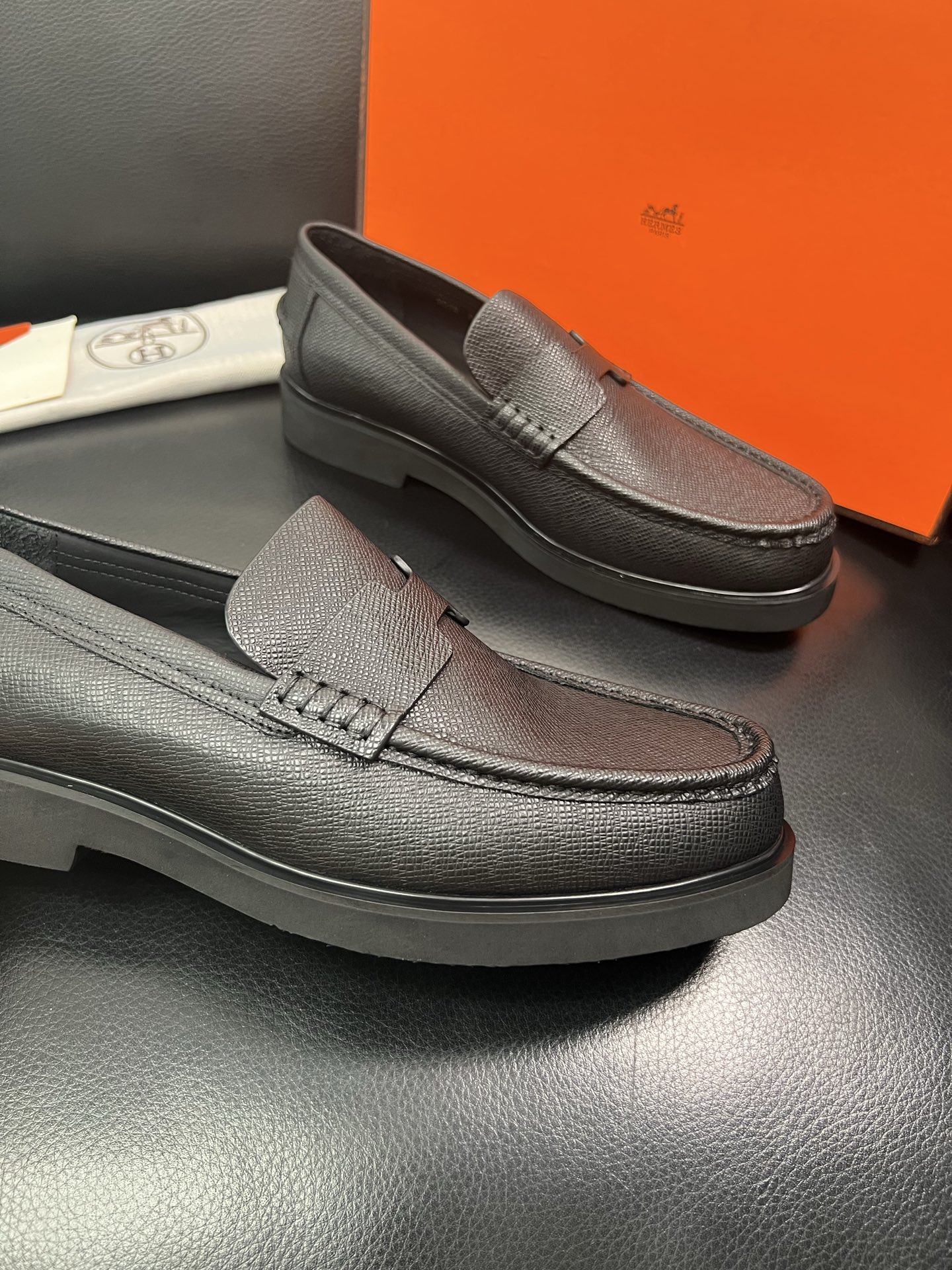 Hermes 顶级工艺品 爱马仕 专柜同步 原厂配置，意大利进口原版牛皮面料，透气舒适进口水染牛里垫，鞋