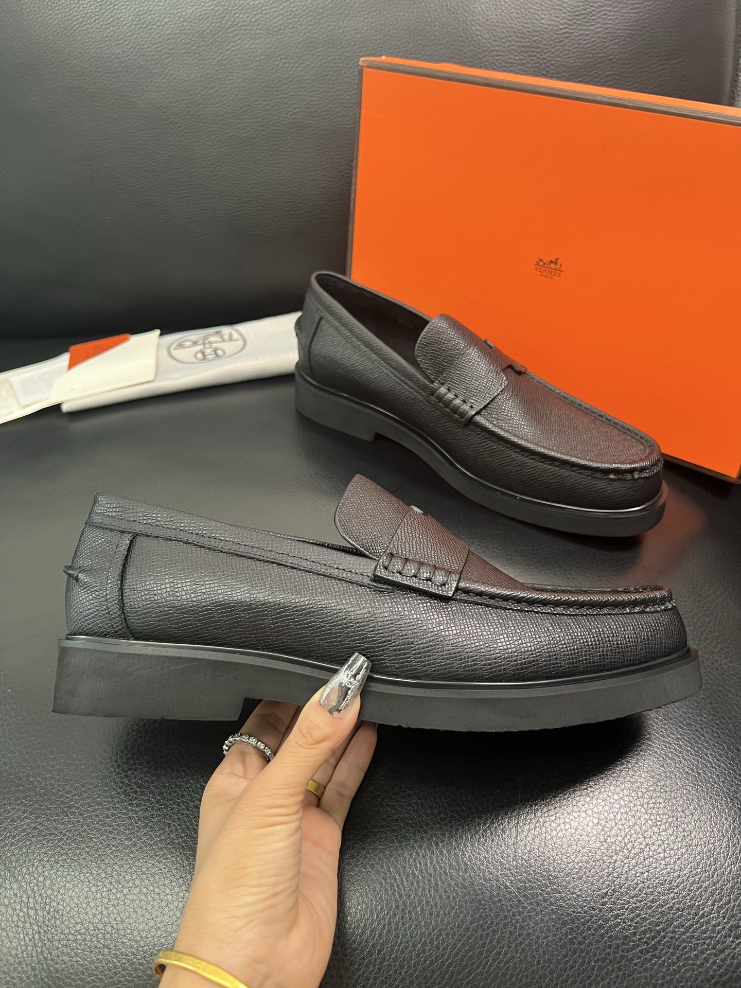 Hermes 顶级工艺品 爱马仕 专柜同步 原厂配置，意大利进口原版牛皮面料，透气舒适进口水染牛里垫，鞋