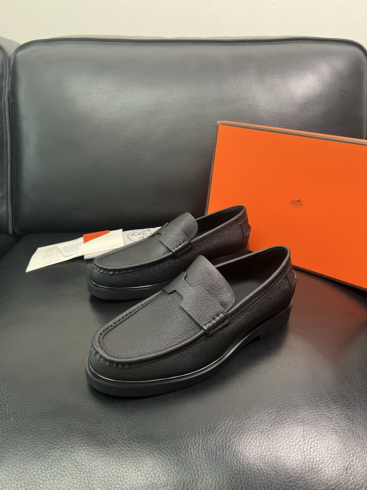 Hermes 顶级工艺品 爱马仕 专柜同步 原厂配置，意大利进口原版牛皮面料，透气舒适进口水染牛里垫，鞋