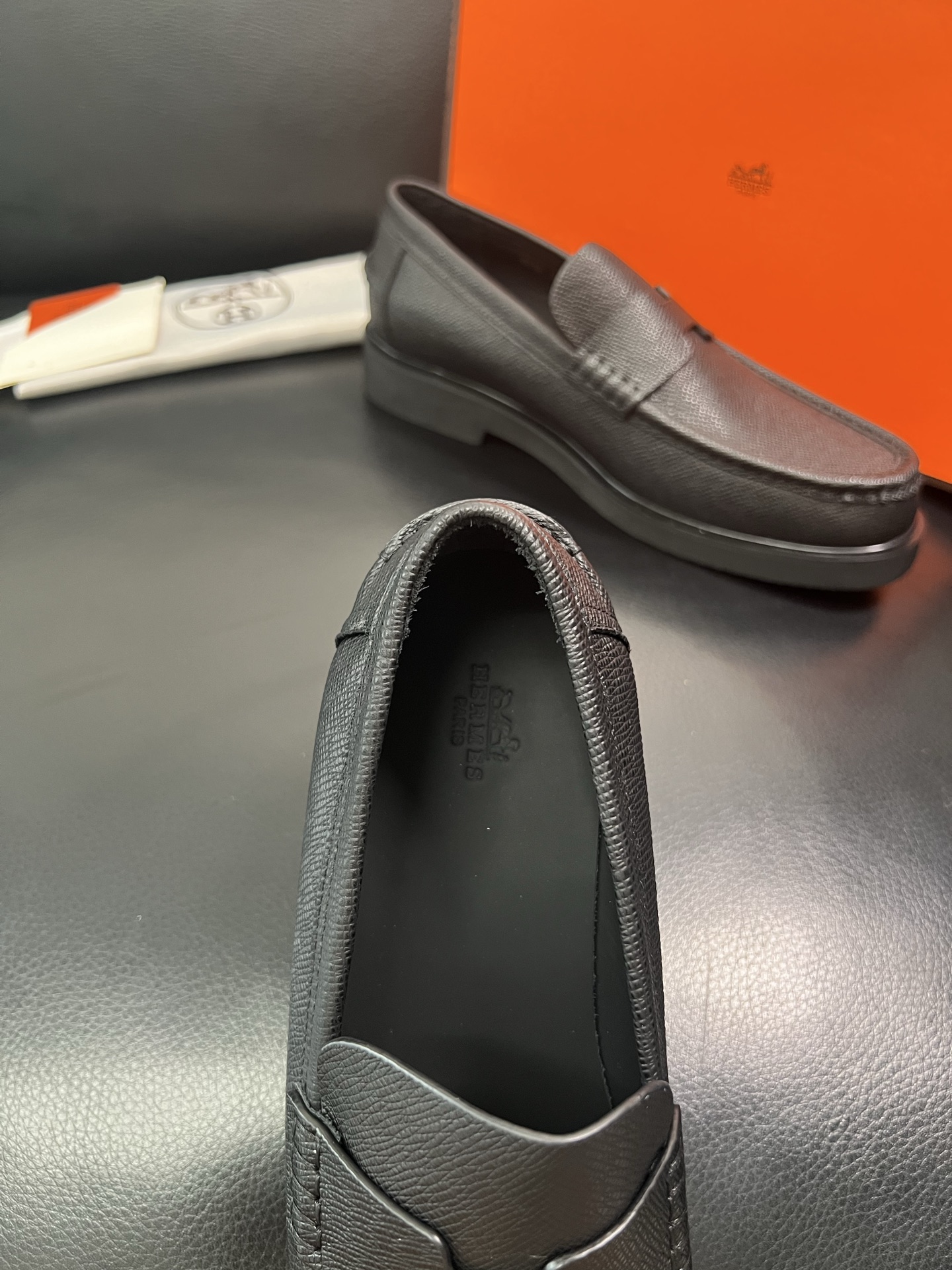 Hermes 顶级工艺品 爱马仕 专柜同步 原厂配置，意大利进口原版牛皮面料，透气舒适进口水染牛里垫，鞋