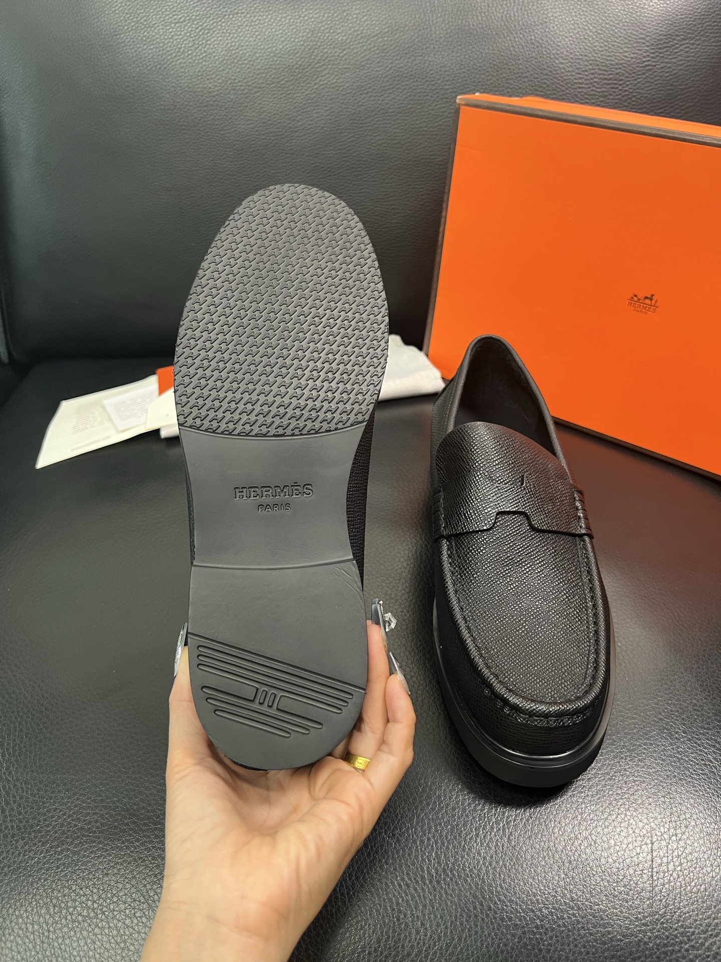 Hermes 顶级工艺品 爱马仕 专柜同步 原厂配置，意大利进口原版牛皮面料，透气舒适进口水染牛里垫，鞋