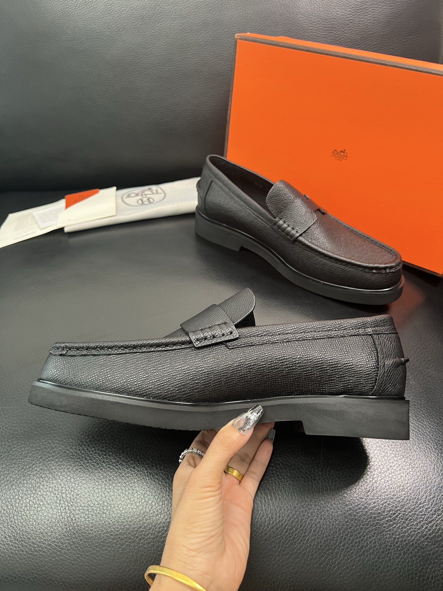 Hermes 顶级工艺品 爱马仕 专柜同步 原厂配置，意大利进口原版牛皮面料，透气舒适进口水染牛里垫，鞋