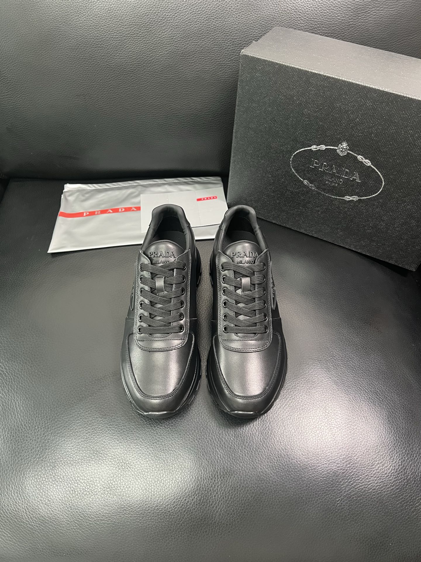 Prada 顶级工艺品 普拉达 专柜同步，原厂配置意大利进口牛皮面料，高品质复杂拼接工艺，进口牛皮内里垫