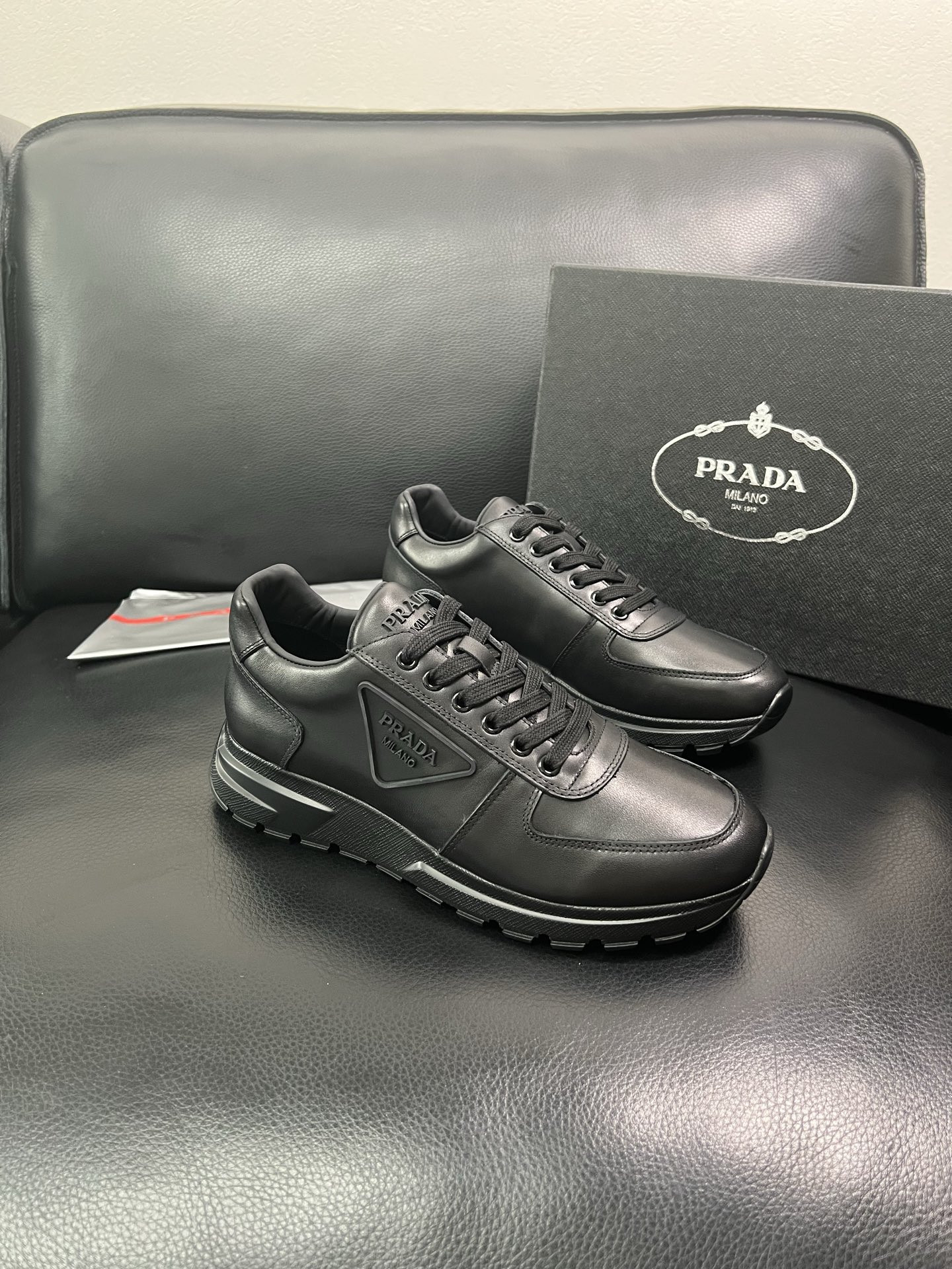Prada 顶级工艺品 普拉达 专柜同步，原厂配置意大利进口牛皮面料，高品质复杂拼接工艺，进口牛皮内里垫