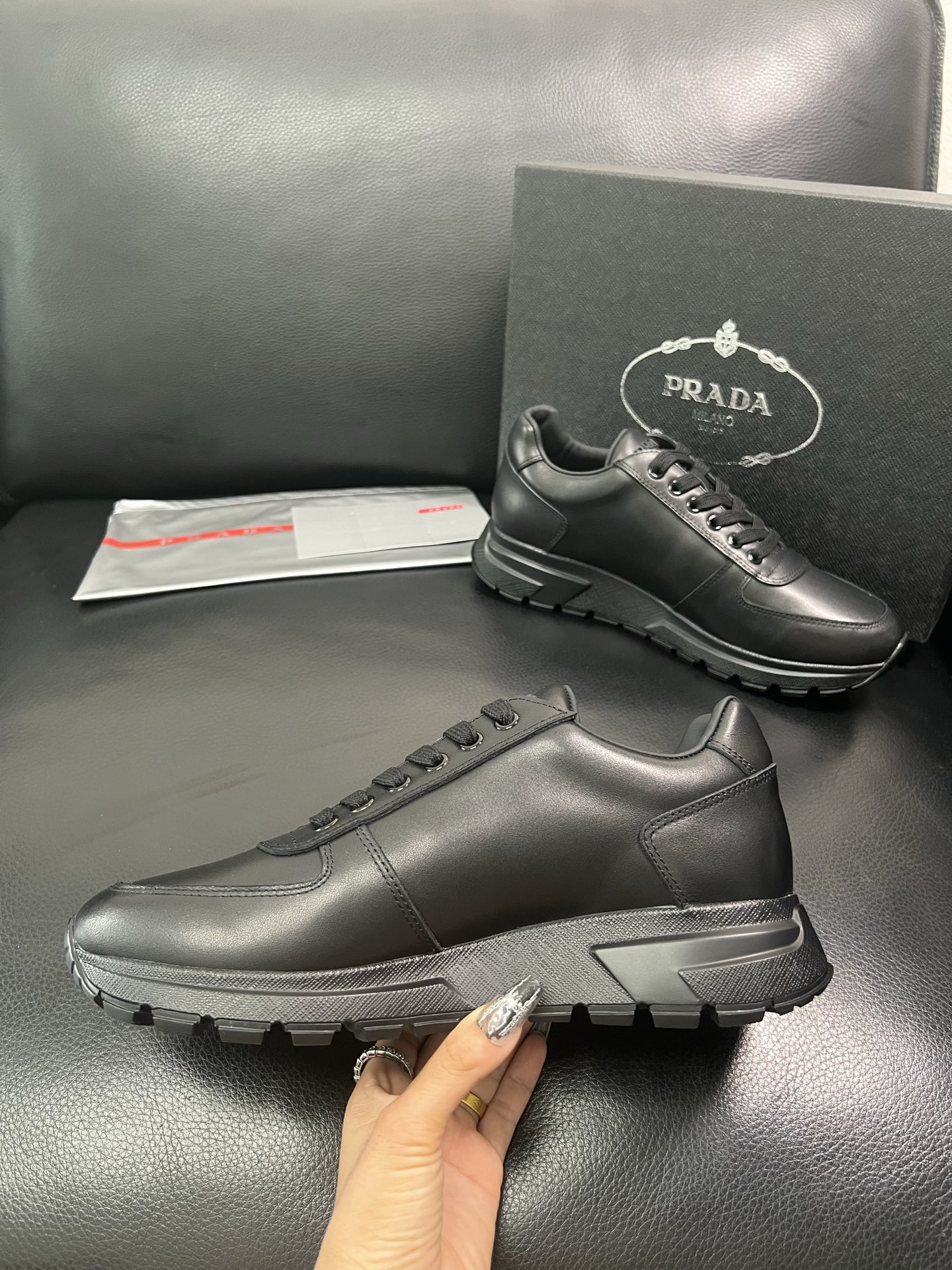 Prada 顶级工艺品 普拉达 专柜同步，原厂配置意大利进口牛皮面料，高品质复杂拼接工艺，进口牛皮内里垫