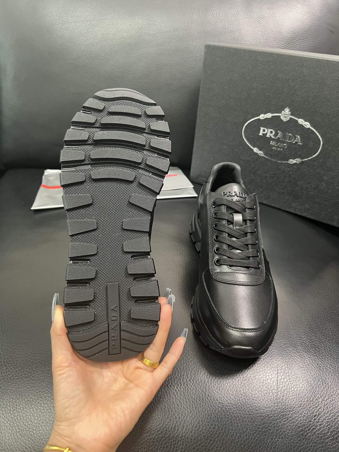 Prada 顶级工艺品 普拉达 专柜同步，原厂配置意大利进口牛皮面料，高品质复杂拼接工艺，进口牛皮内里垫