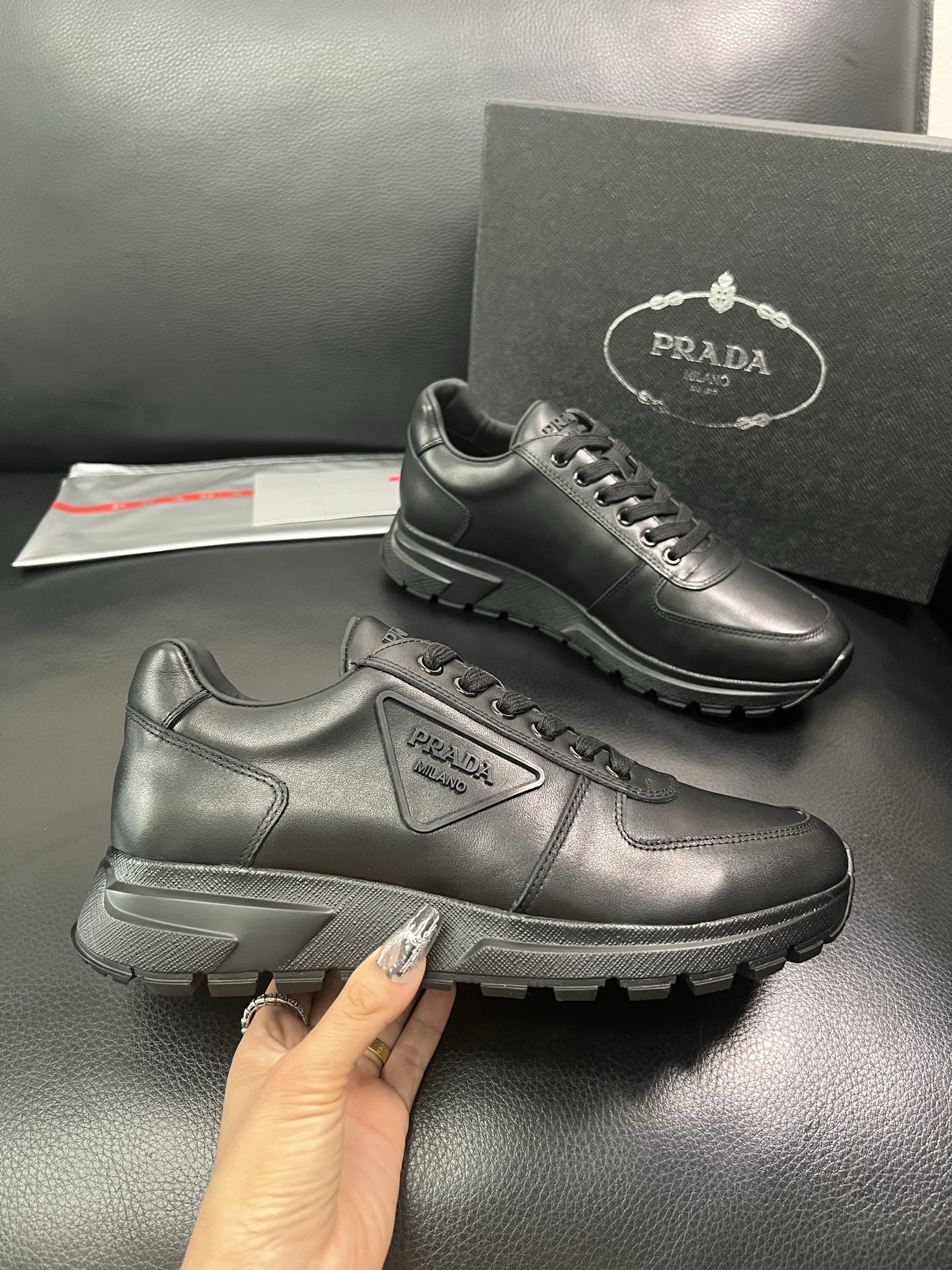 Prada 顶级工艺品 普拉达 专柜同步，原厂配置意大利进口牛皮面料，高品质复杂拼接工艺，进口牛皮内里垫