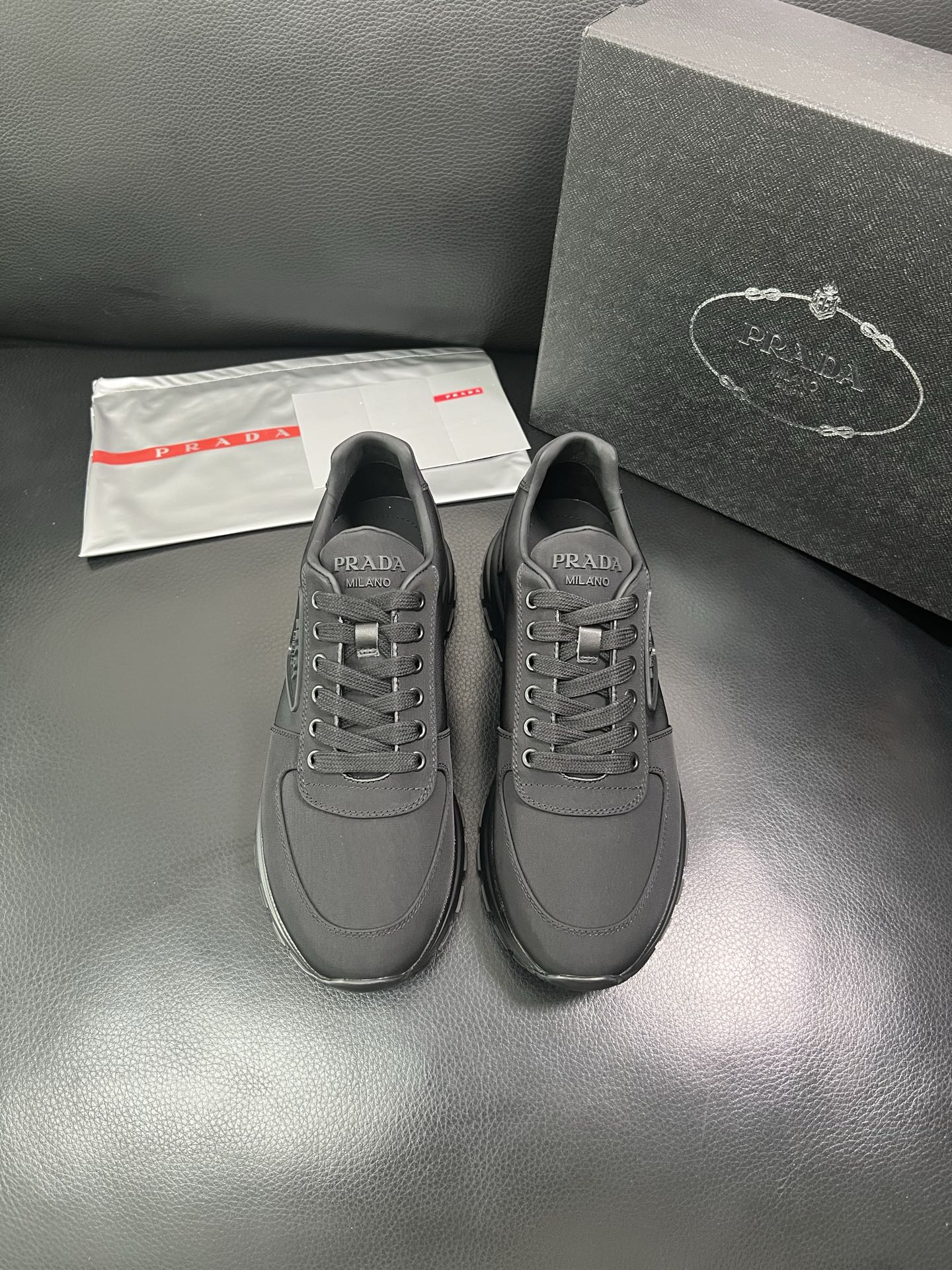 Prada 顶级工艺品 普拉达 专柜同步，原厂配置意大利进口牛皮面料，高品质复杂拼接工艺，进口牛皮内里垫