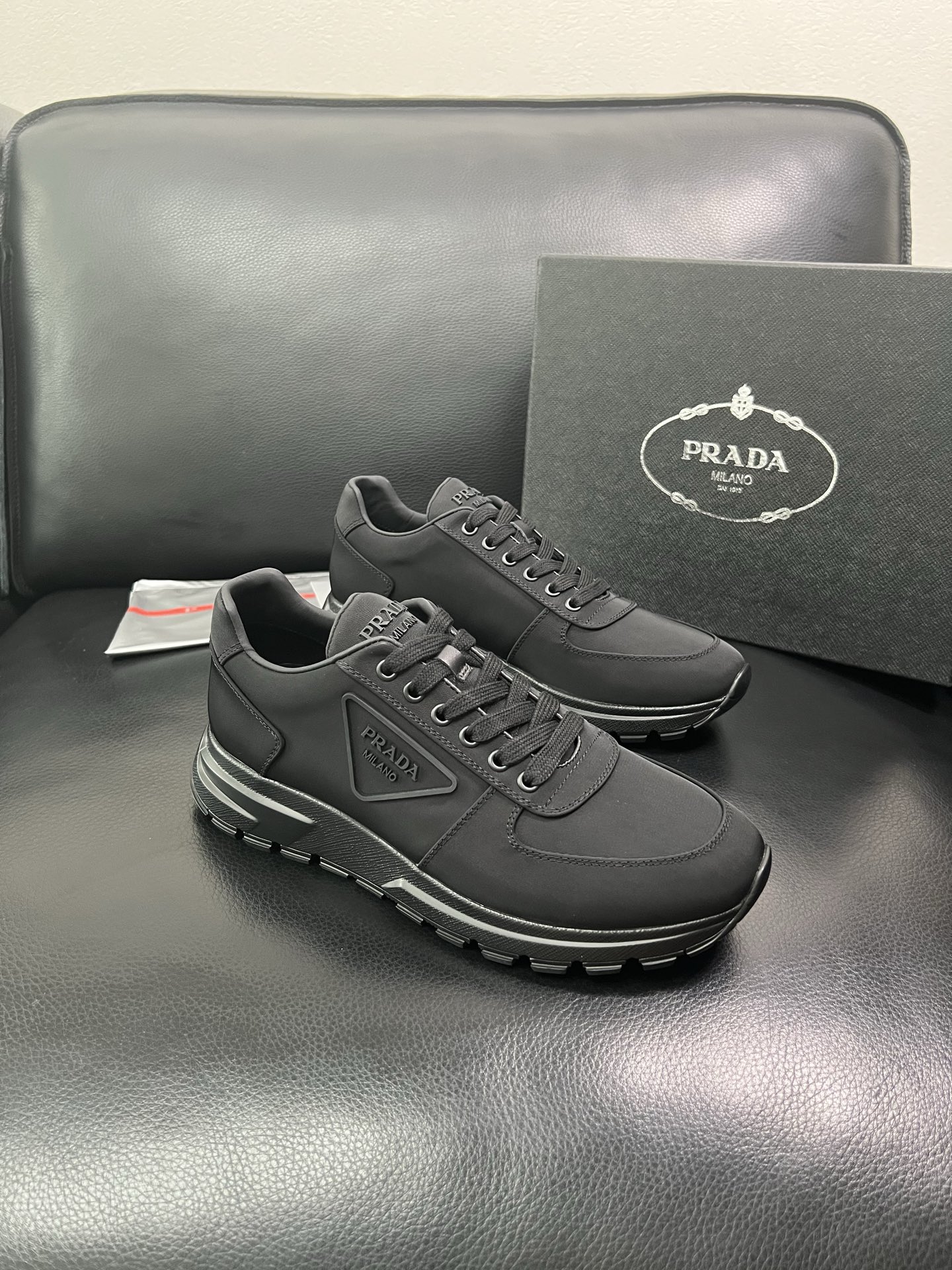 Prada 顶级工艺品 普拉达 专柜同步，原厂配置意大利进口牛皮面料，高品质复杂拼接工艺，进口牛皮内里垫