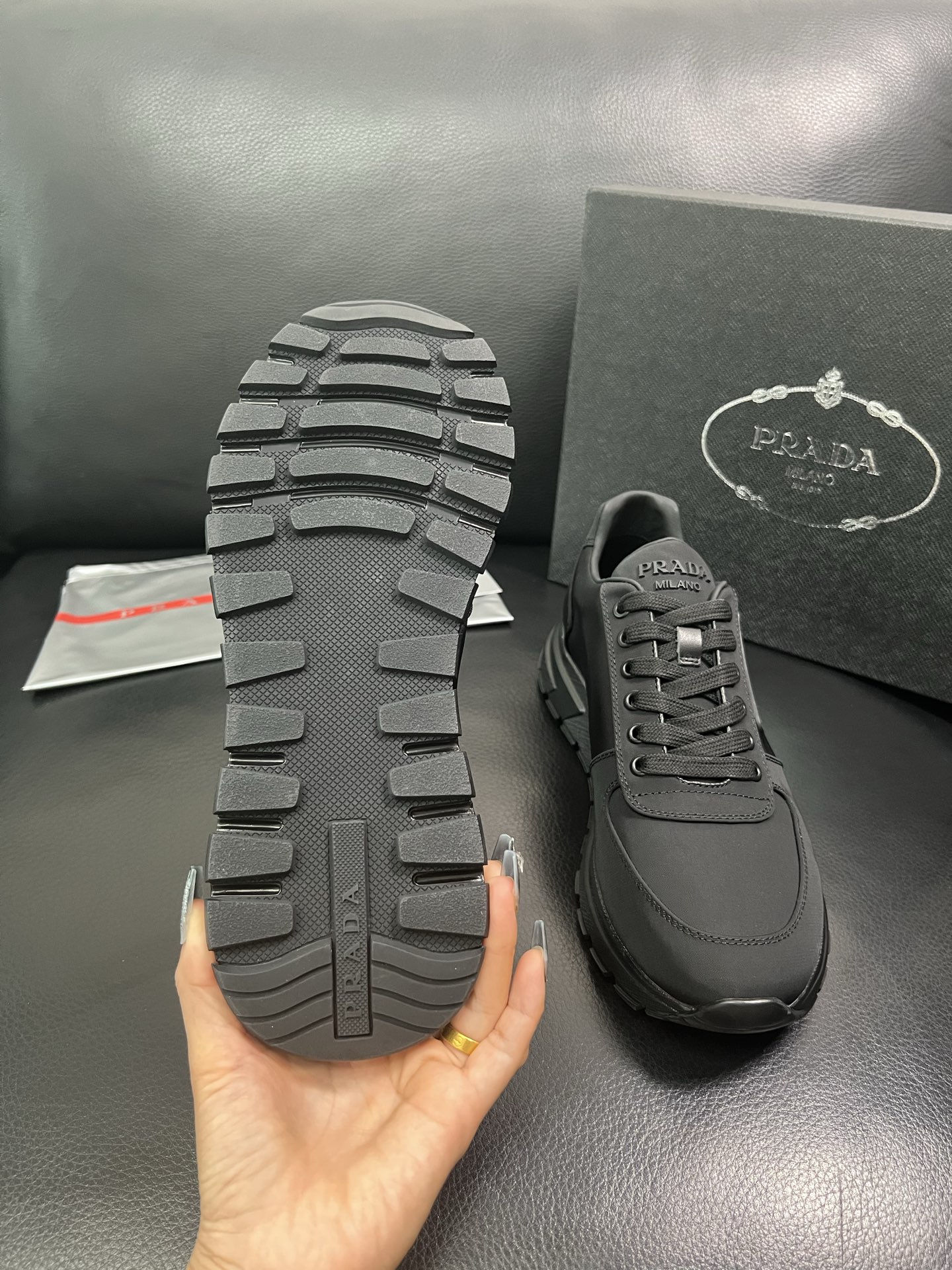 Prada 顶级工艺品 普拉达 专柜同步，原厂配置意大利进口牛皮面料，高品质复杂拼接工艺，进口牛皮内里垫