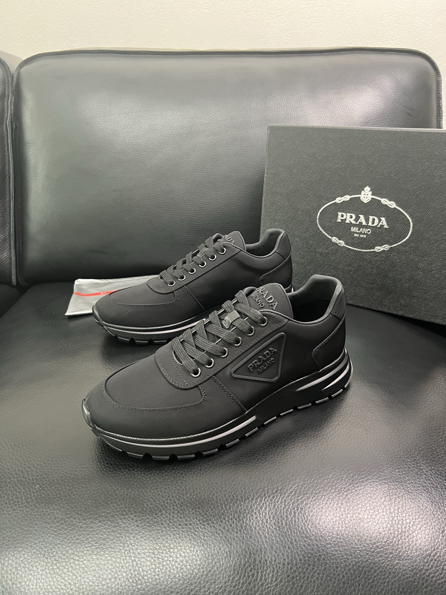 Prada 顶级工艺品 普拉达 专柜同步，原厂配置意大利进口牛皮面料，高品质复杂拼接工艺，进口牛皮内里垫