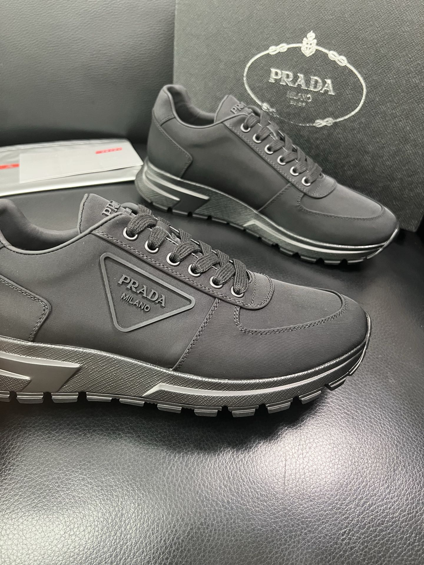Prada 顶级工艺品 普拉达 专柜同步，原厂配置意大利进口牛皮面料，高品质复杂拼接工艺，进口牛皮内里垫