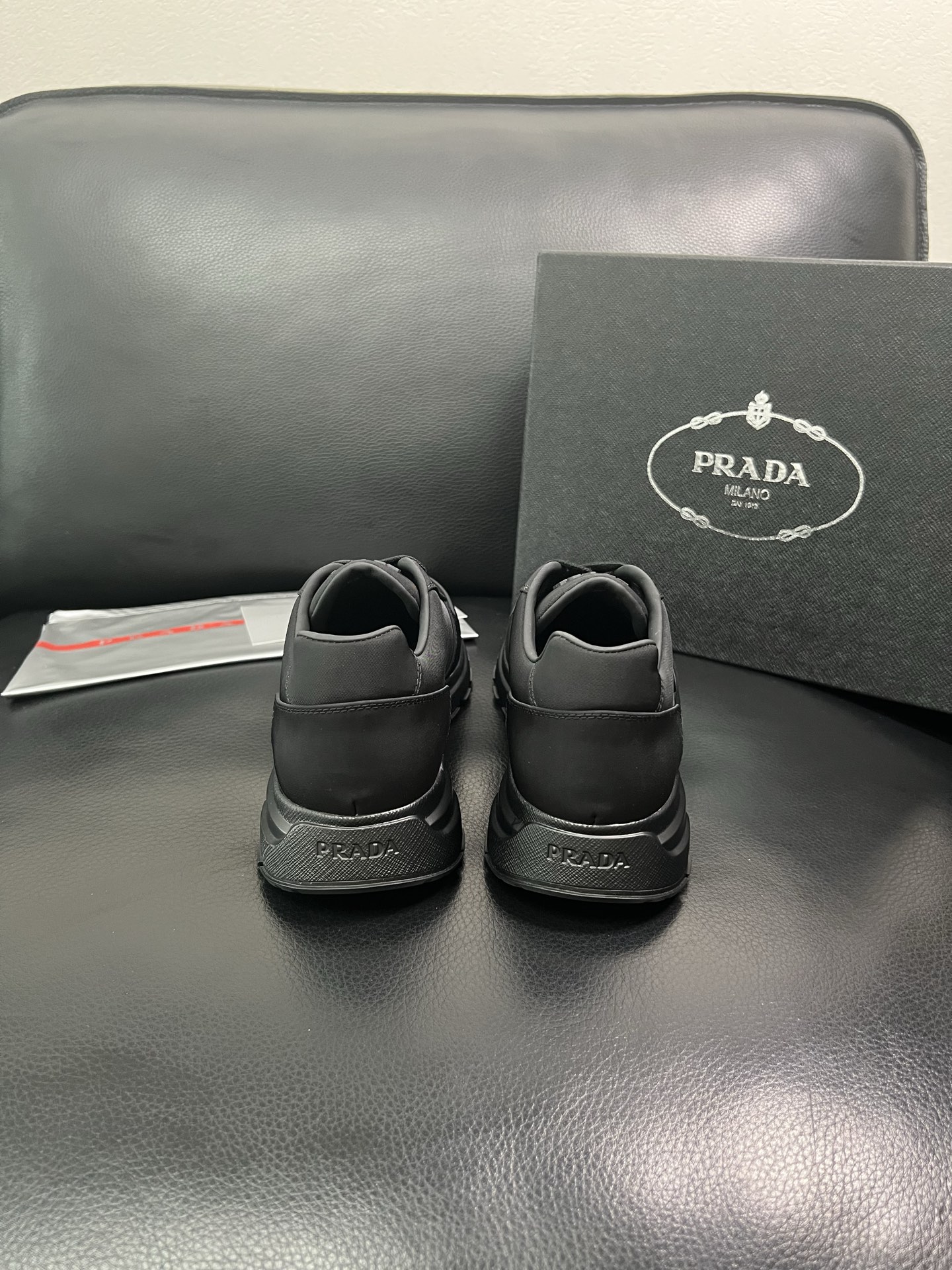 Prada 顶级工艺品 普拉达 专柜同步，原厂配置意大利进口牛皮面料，高品质复杂拼接工艺，进口牛皮内里垫