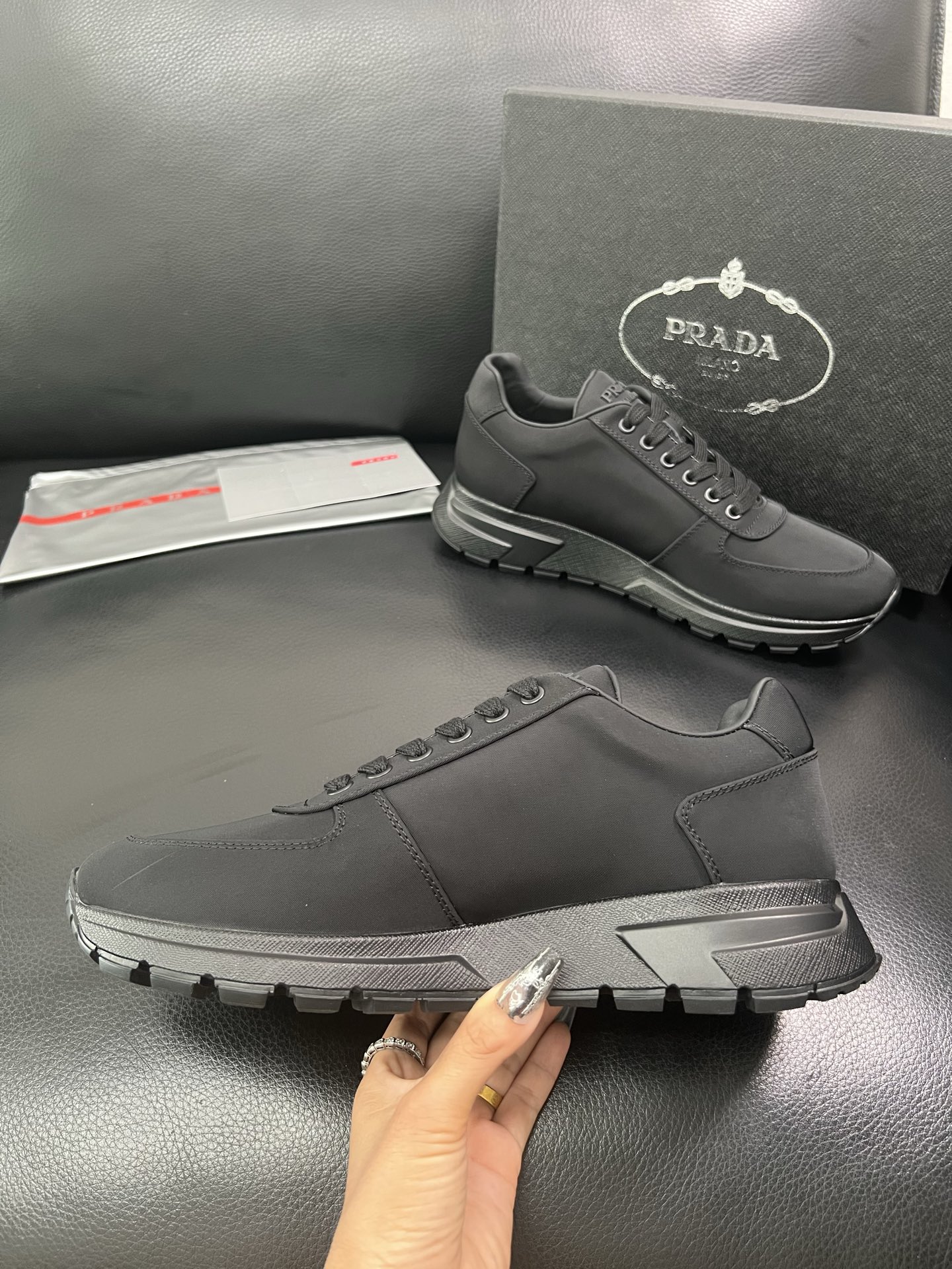 Prada 顶级工艺品 普拉达 专柜同步，原厂配置意大利进口牛皮面料，高品质复杂拼接工艺，进口牛皮内里垫