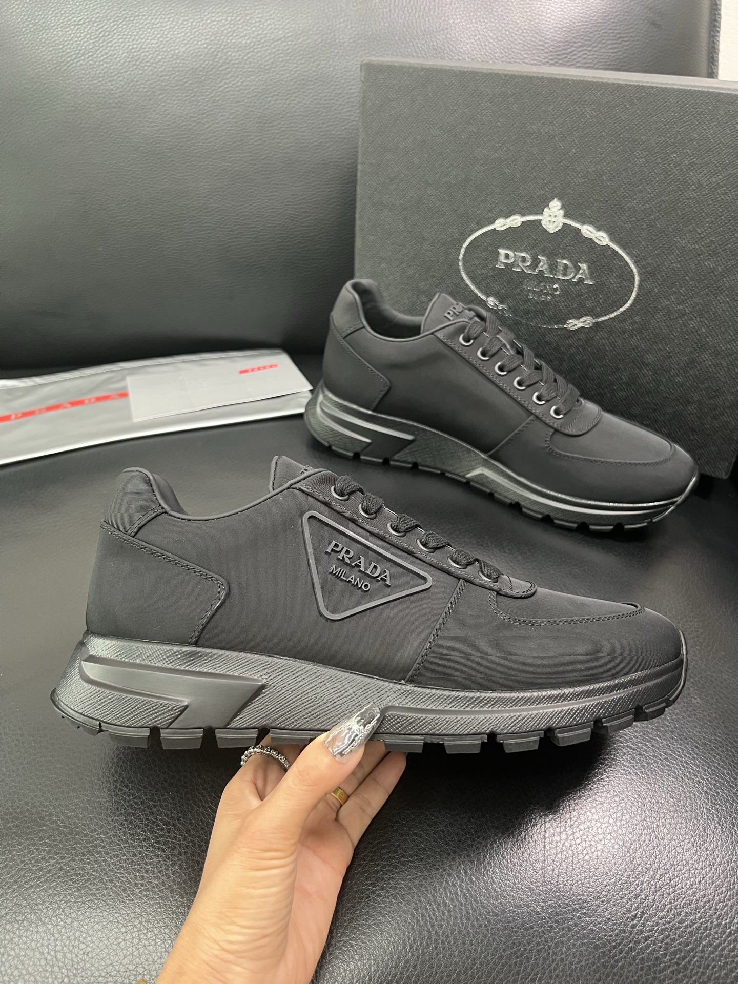 Prada 顶级工艺品 普拉达 专柜同步，原厂配置意大利进口牛皮面料，高品质复杂拼接工艺，进口牛皮内里垫