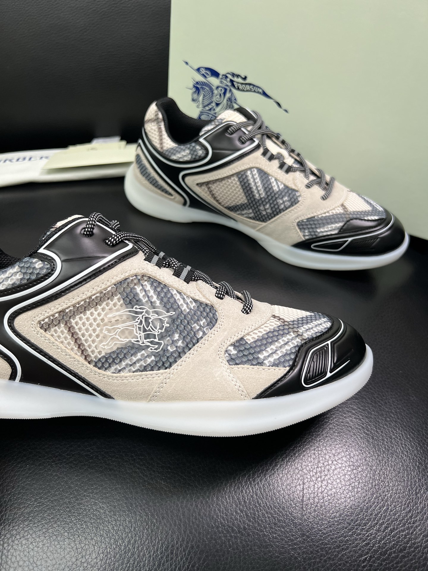 BURBERRY 顶级工艺品 巴宝莉 专柜同步，原厂配置意大利进口牛皮面料，高品质复杂拼接工艺，进口牛皮