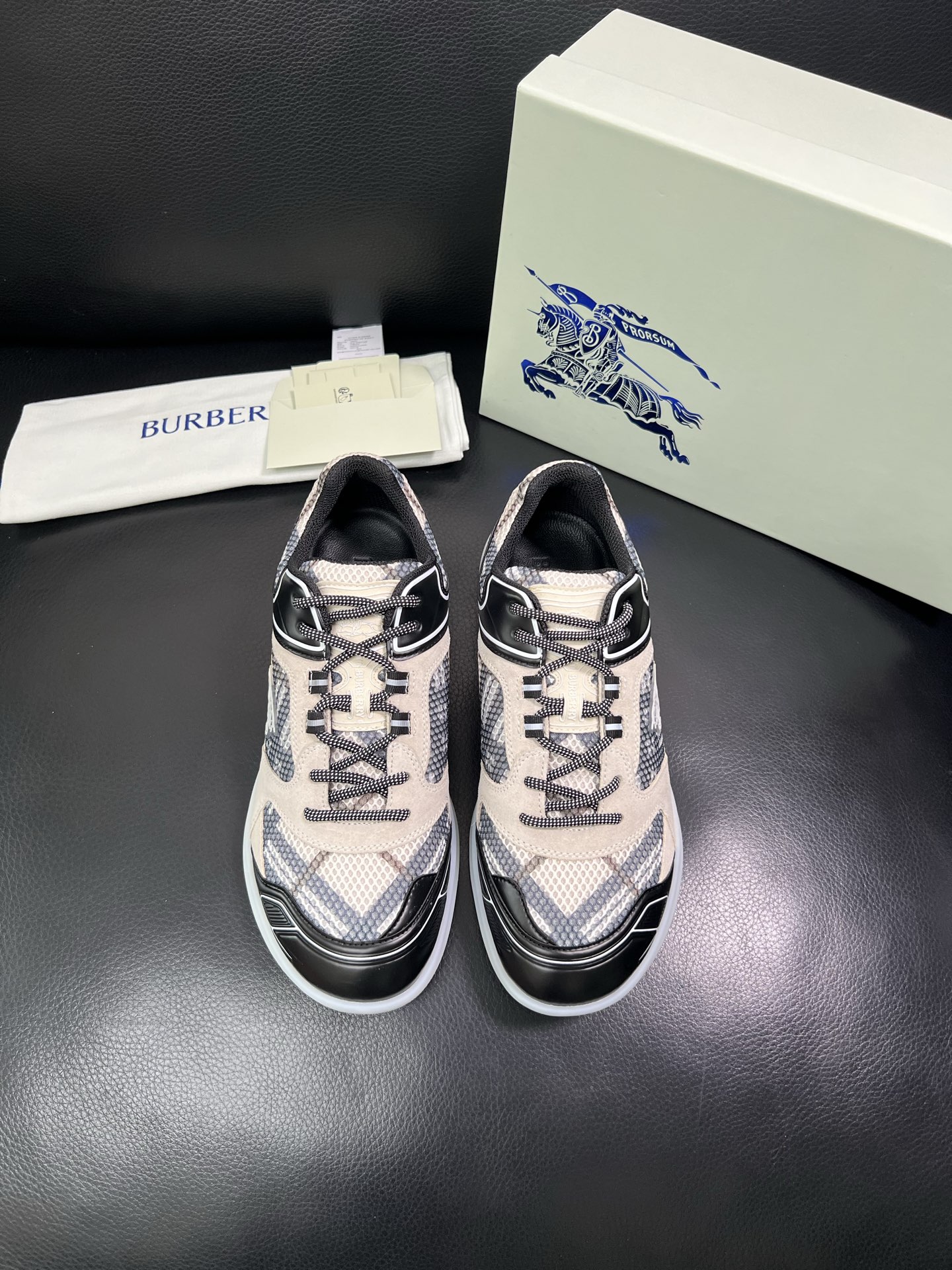 BURBERRY 顶级工艺品 巴宝莉 专柜同步，原厂配置意大利进口牛皮面料，高品质复杂拼接工艺，进口牛皮