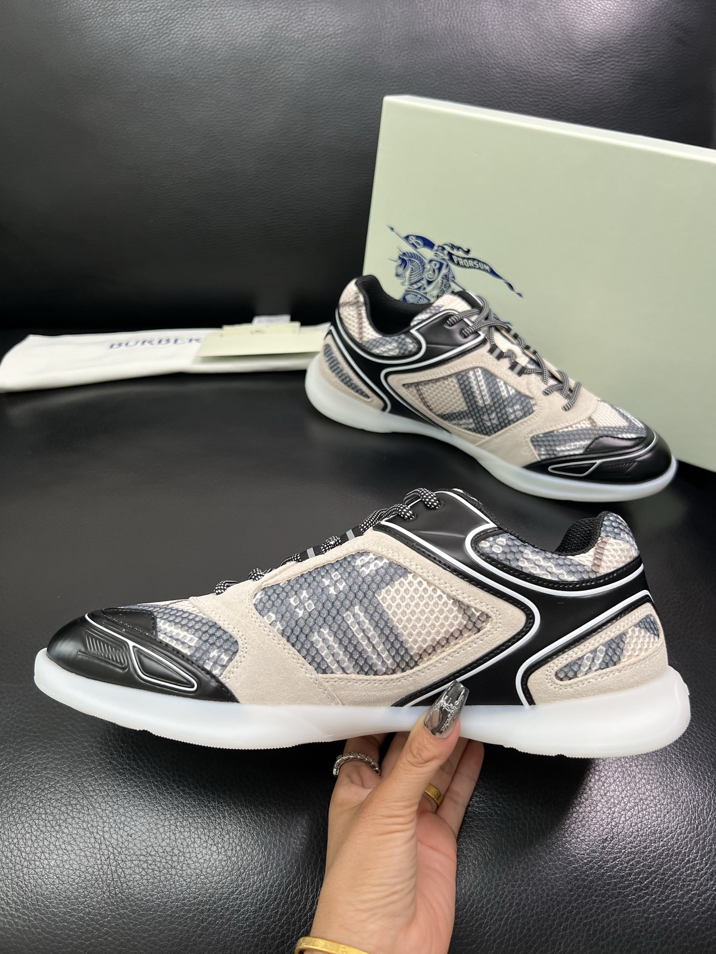 BURBERRY 顶级工艺品 巴宝莉 专柜同步，原厂配置意大利进口牛皮面料，高品质复杂拼接工艺，进口牛皮