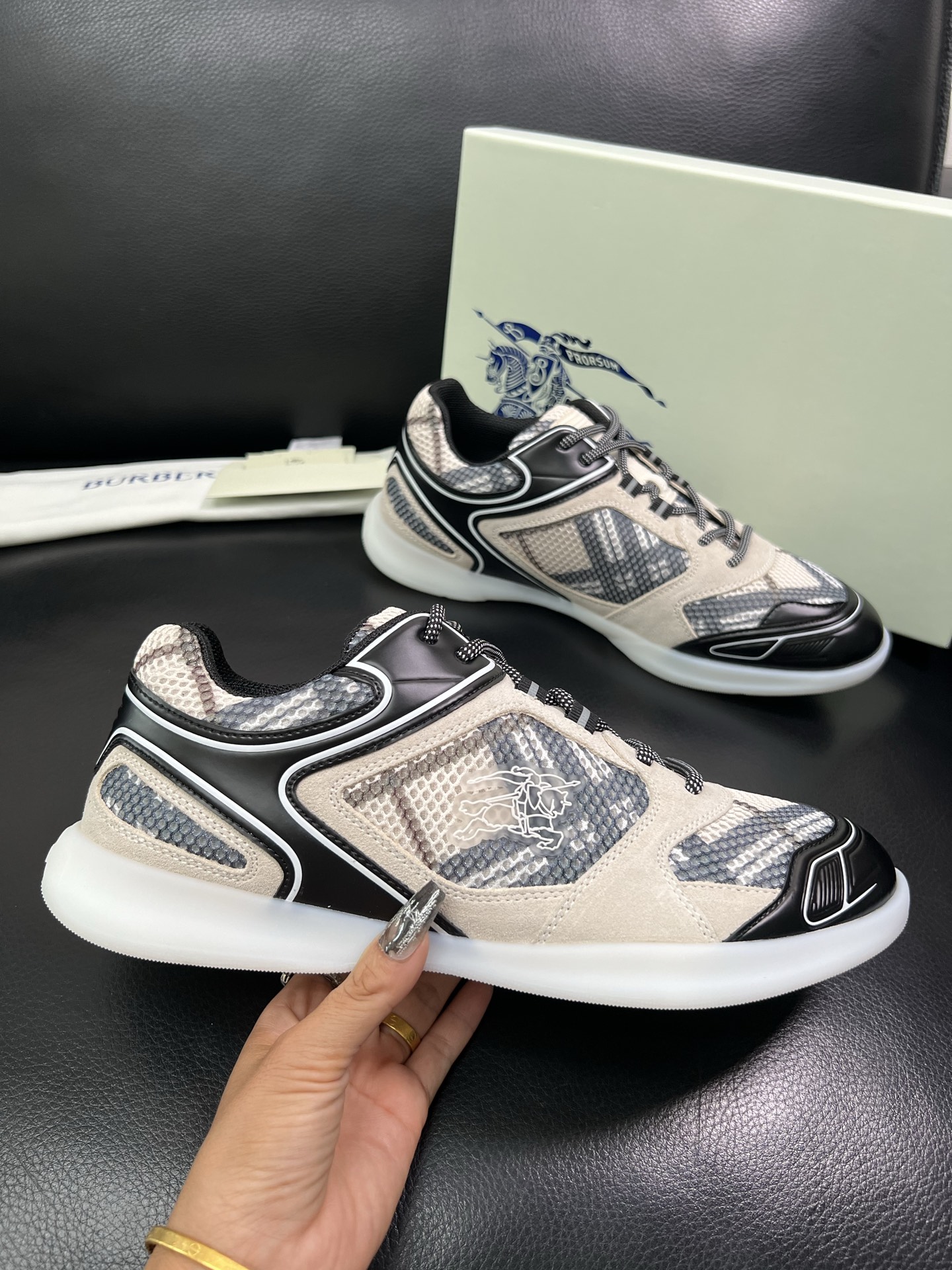 BURBERRY 顶级工艺品 巴宝莉 专柜同步，原厂配置意大利进口牛皮面料，高品质复杂拼接工艺，进口牛皮