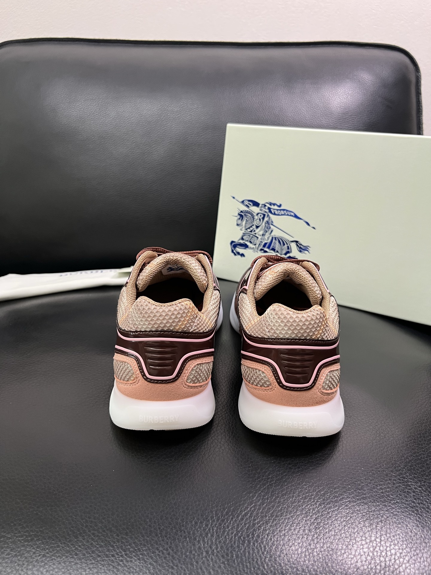 BURBERRY 顶级工艺品 巴宝莉 专柜同步，原厂配置意大利进口牛皮面料，高品质复杂拼接工艺，进口牛皮