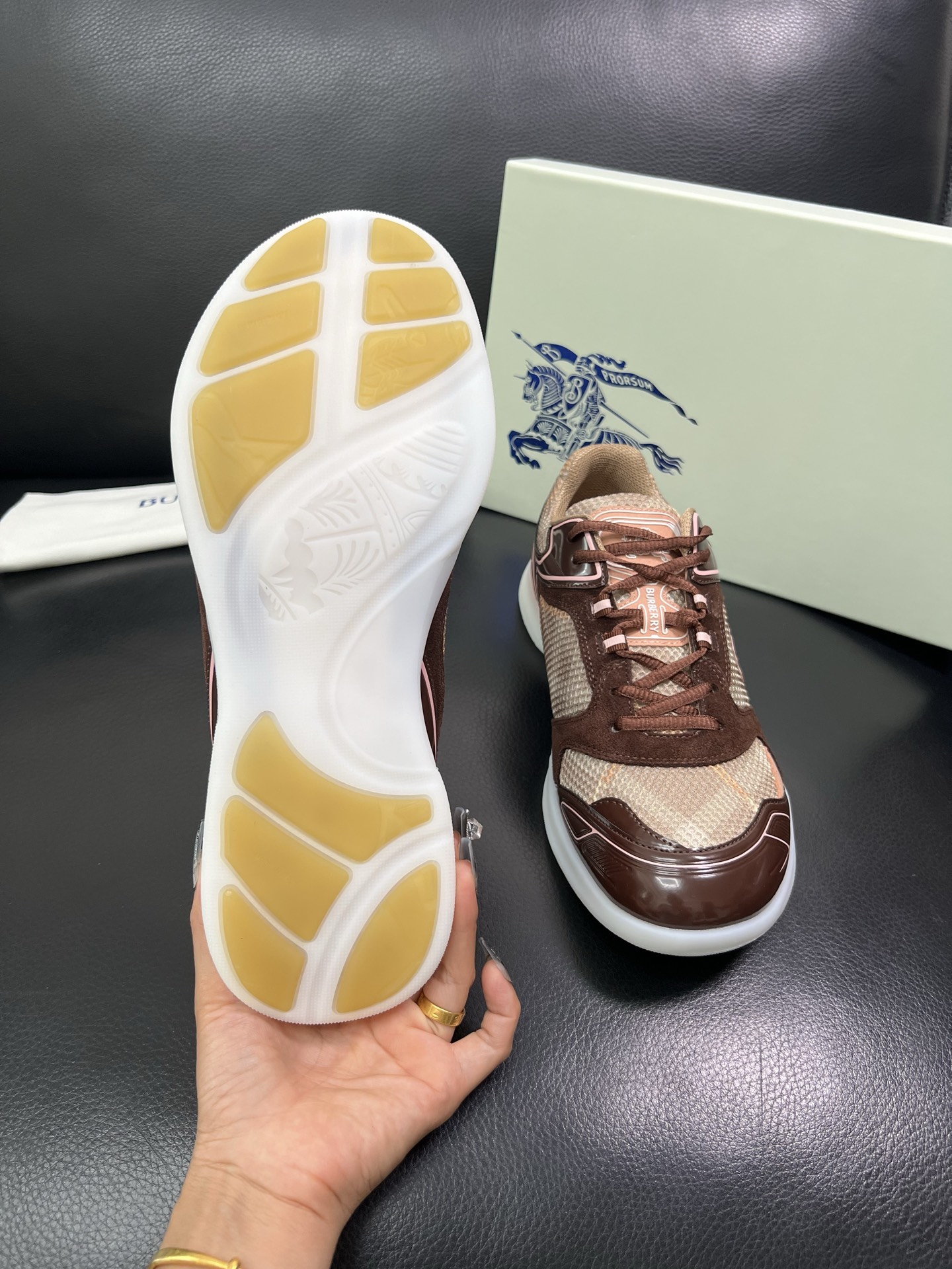 BURBERRY 顶级工艺品 巴宝莉 专柜同步，原厂配置意大利进口牛皮面料，高品质复杂拼接工艺，进口牛皮