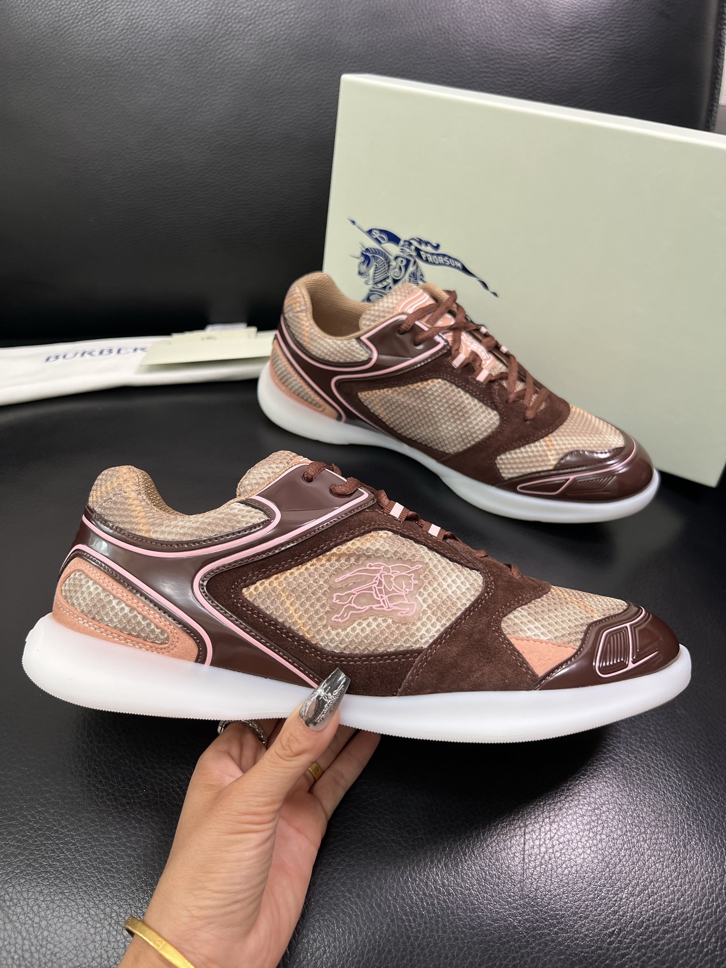 BURBERRY 顶级工艺品 巴宝莉 专柜同步，原厂配置意大利进口牛皮面料，高品质复杂拼接工艺，进口牛皮