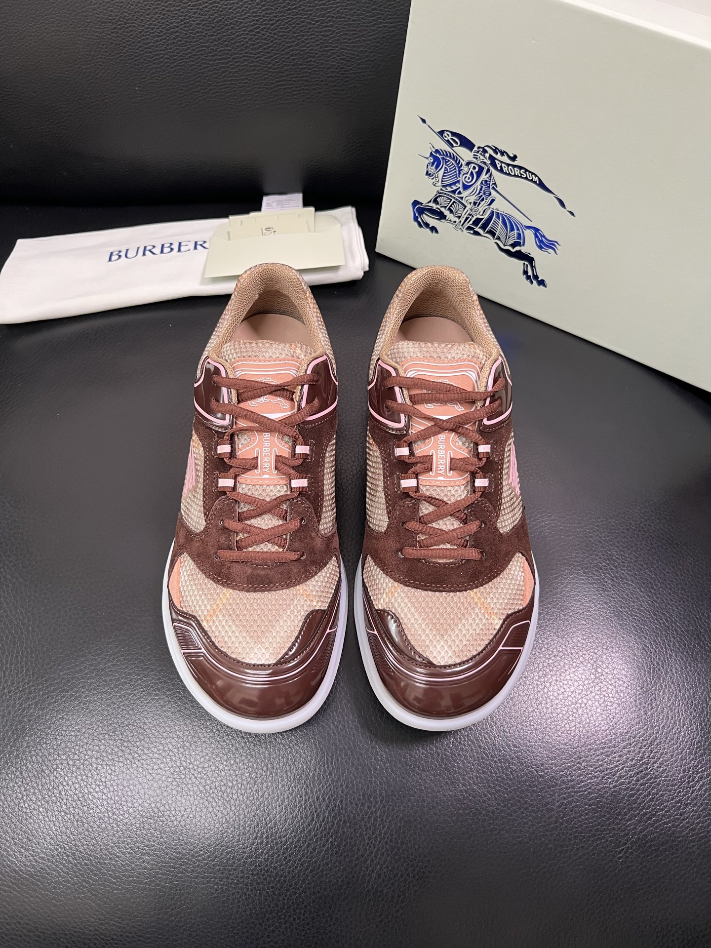 BURBERRY 顶级工艺品 巴宝莉 专柜同步，原厂配置意大利进口牛皮面料，高品质复杂拼接工艺，进口牛皮
