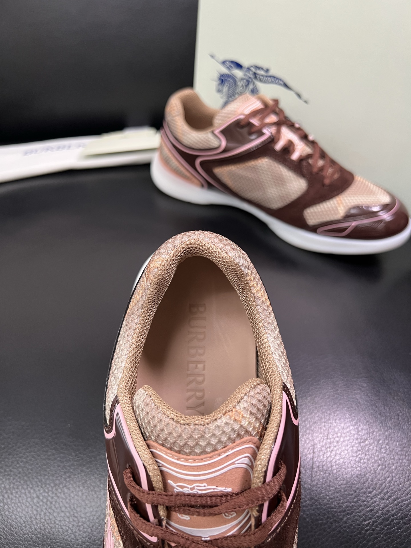 BURBERRY 顶级工艺品 巴宝莉 专柜同步，原厂配置意大利进口牛皮面料，高品质复杂拼接工艺，进口牛皮